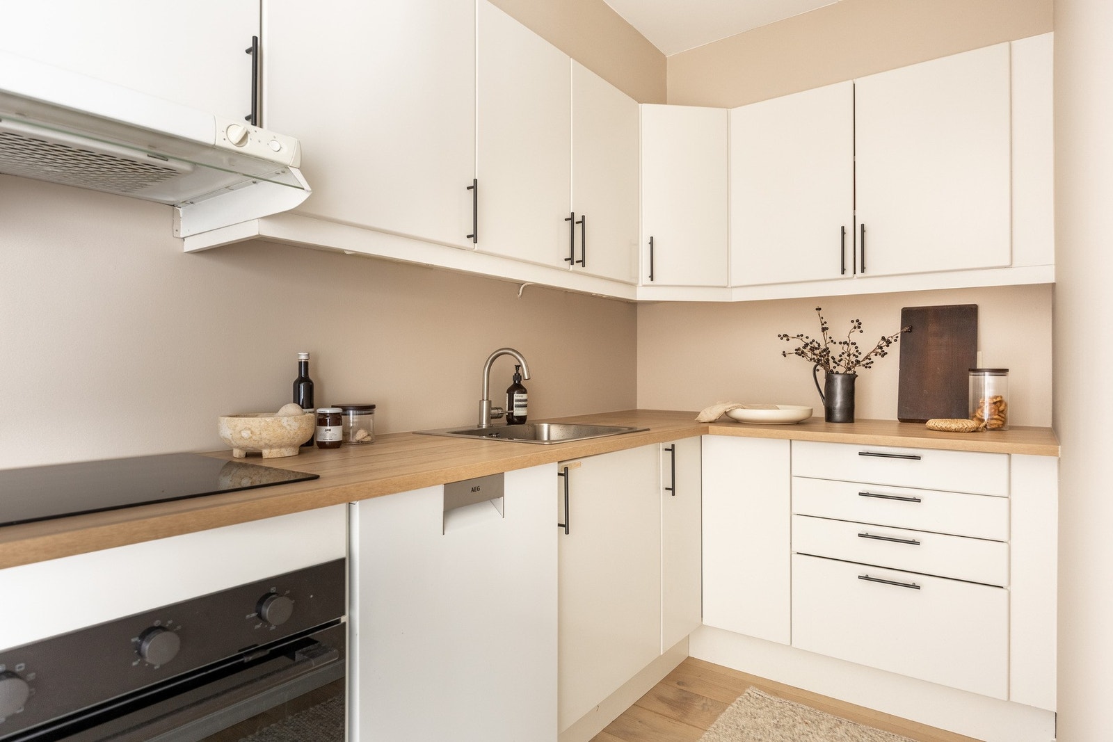 Praktisk og pent kjøkken med mye skap- og benkeplass. Galleribilde