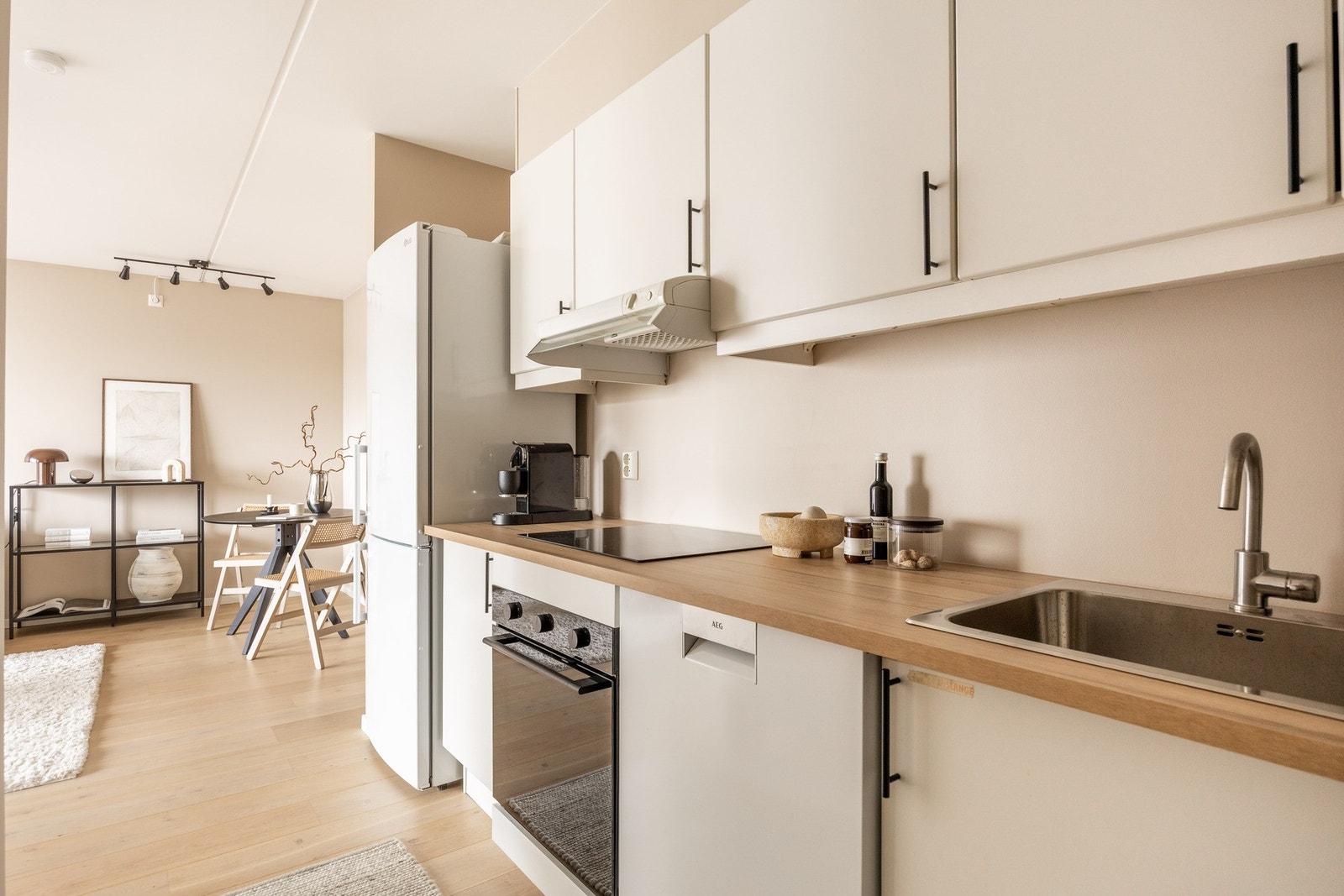 Belagt ny benkeplate av laminat i 2026. Galleribilde