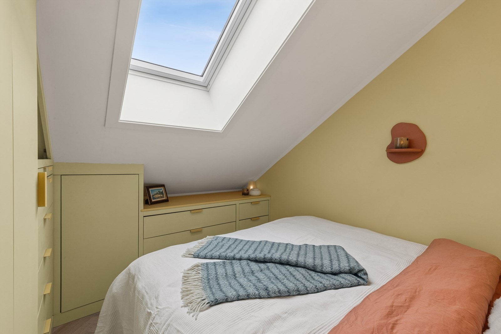 Ytterligere smarte løsninger som gir god oppbevaringsplass. Soverommet har også lystett persienne! Galleribilde