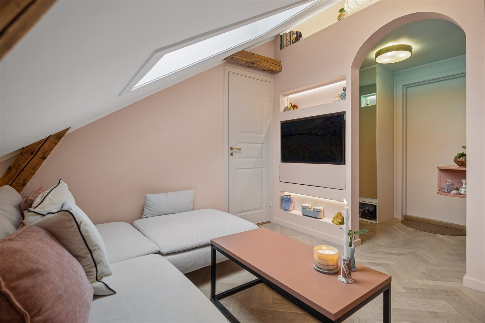 En sjarmerende og velpresentert 2-roms loftsleilighet med en lys og behagelig atmosfære. Galleribilde