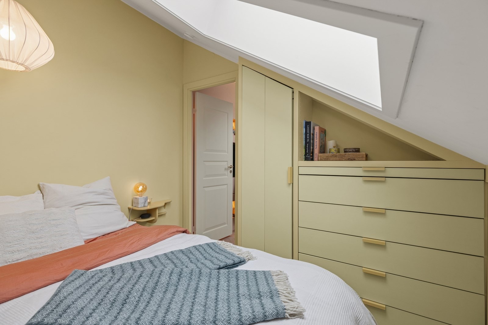 Soverom med gjennomtenkte, plassbygde løsninger som gir god oppbevaringsplass. Galleribilde