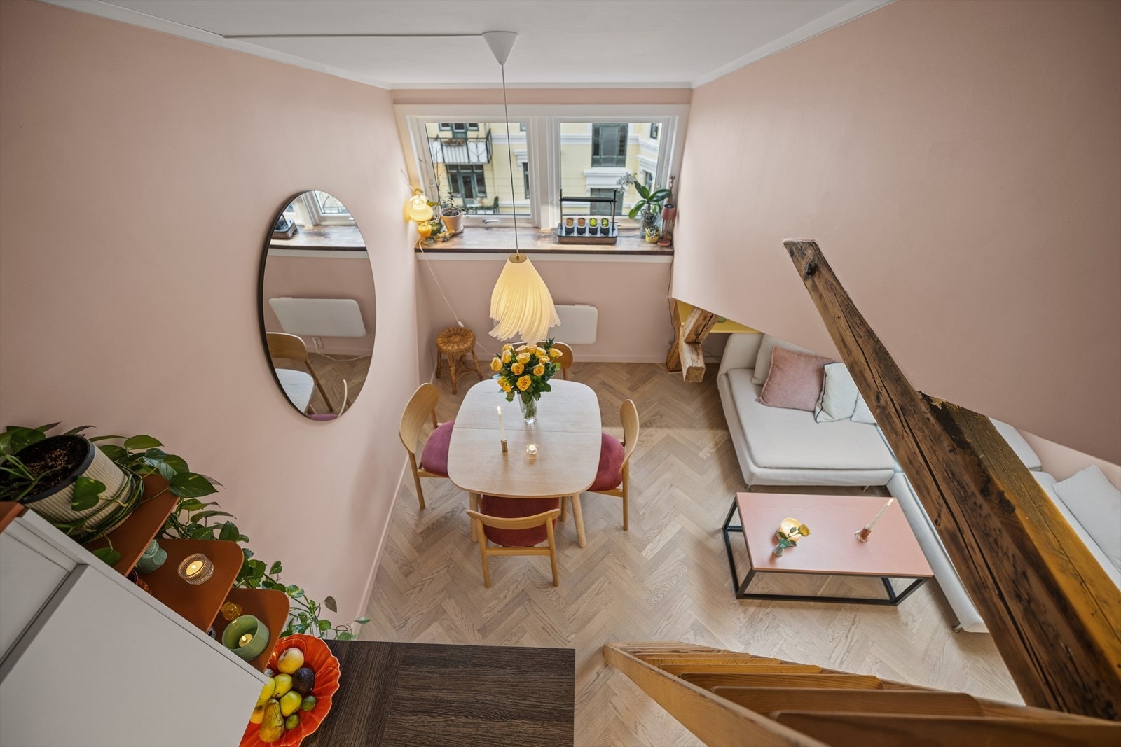 Bilde tatt fra hemsen med full oversikt over stue og kjøkken. Galleribilde