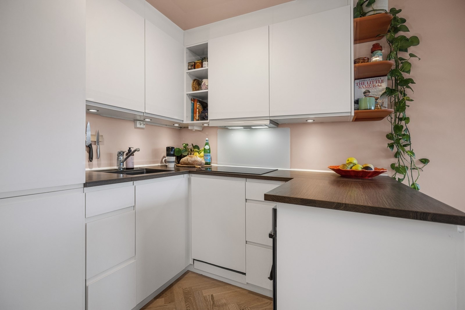 Rikelig med benkeplass for deg som liker å lage gode måltider. Galleribilde