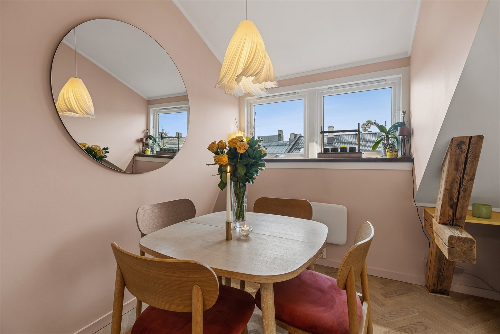 Gode vindusflater som gir et fint lysinnslipp. Stilren fiskebensparkett fra 2019. Galleribilde