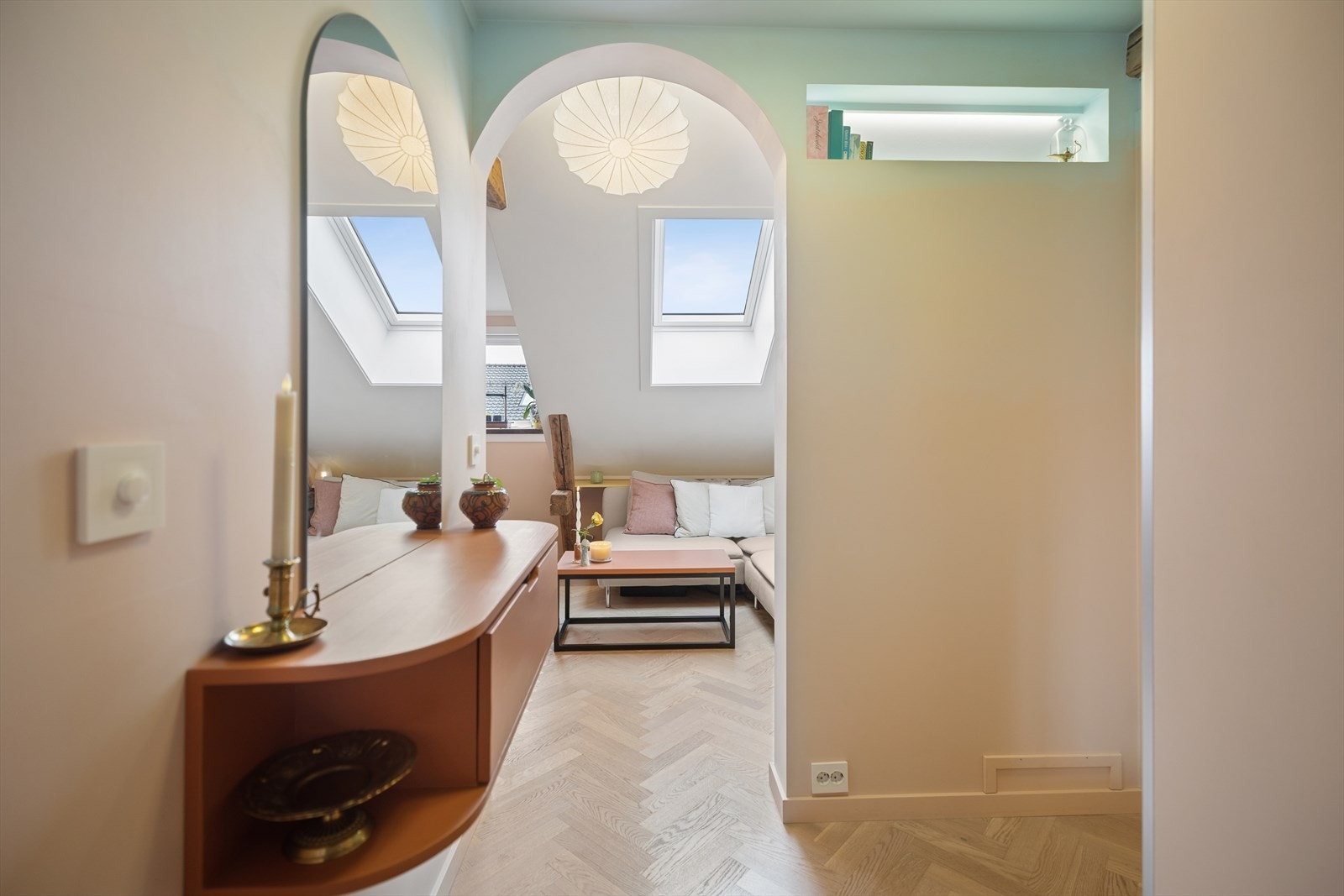 Romslig entré med god plass til yttertøy og sko. Galleribilde