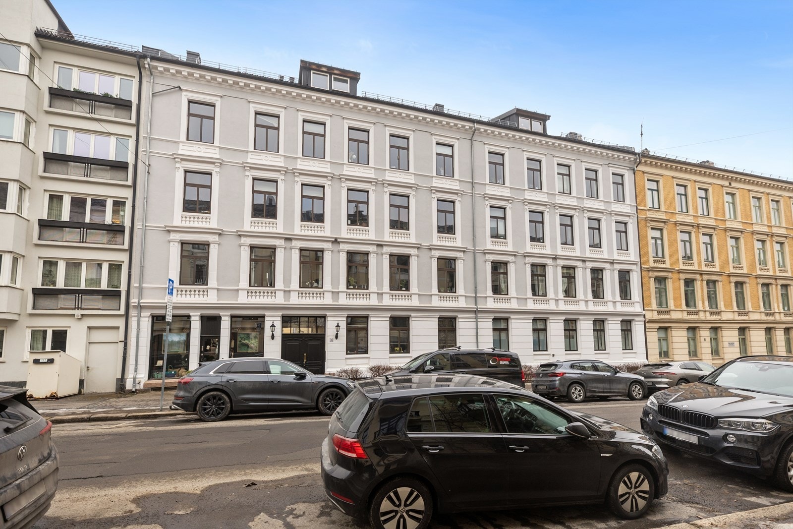 Attraktiv og sentral beliggenhet i et veletablert område med klassisk bygårds- og byvillaarkitektur fra tidlig 1900-tall. Galleribilde