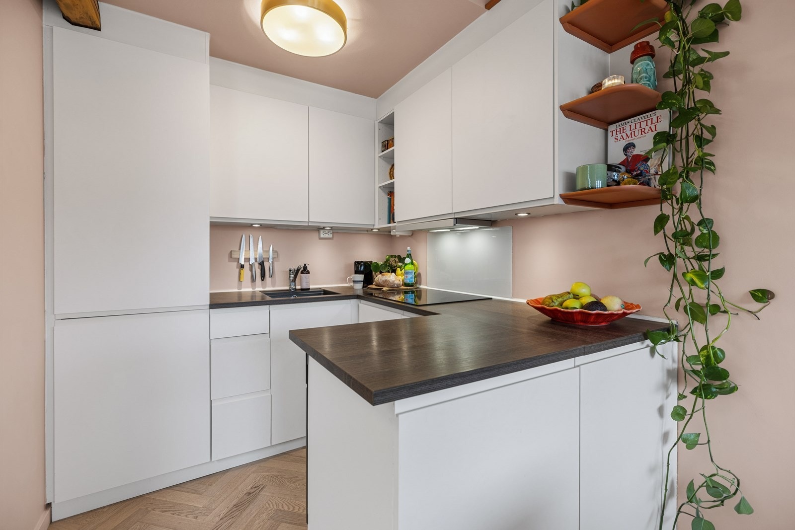 Stilrent Kvik-kjøkken fra 2016 med glatte fronter og integrerte hvitevarer. Galleribilde