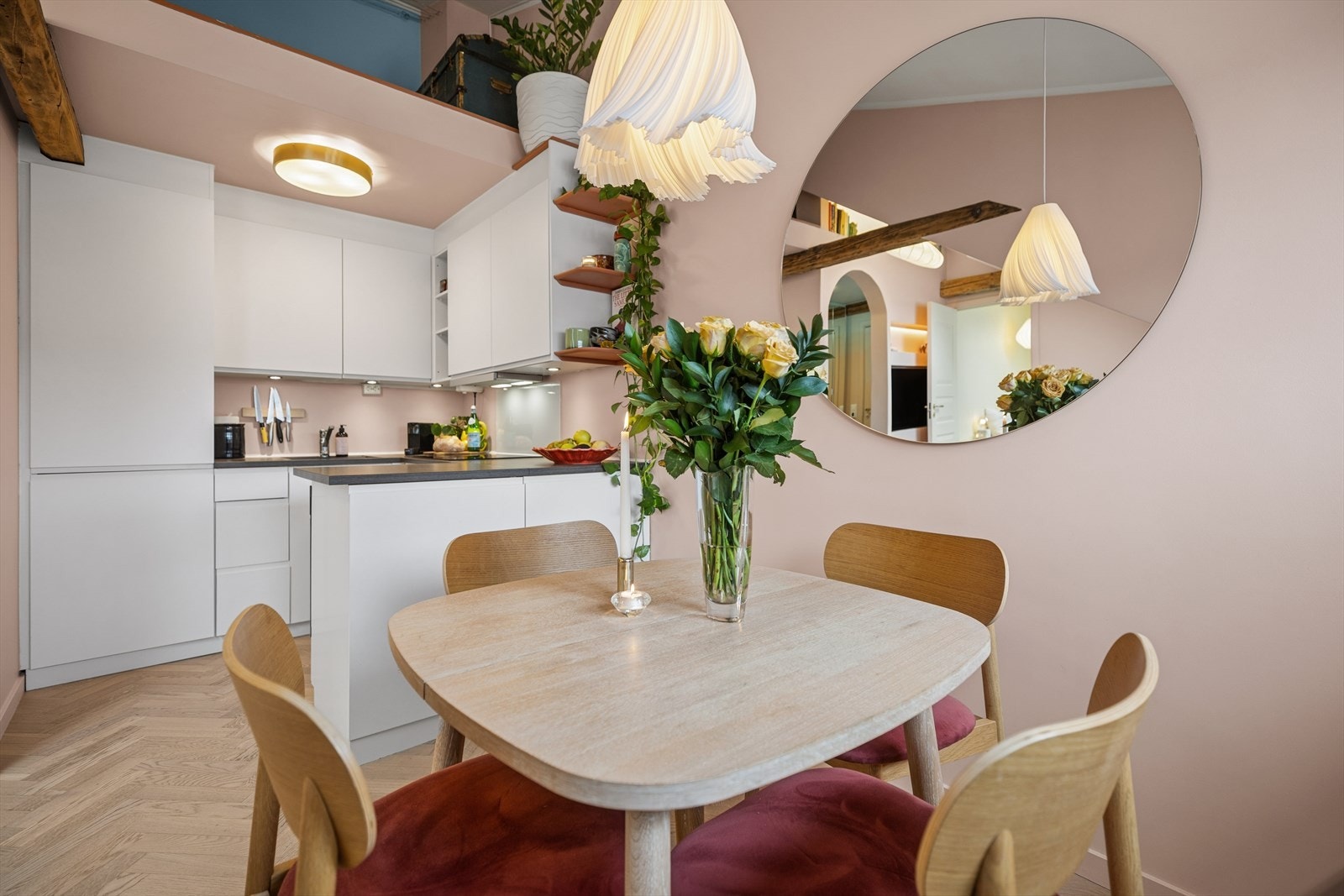 Her ligger alt til rette for hyggelige middager med venner og familie. Galleribilde