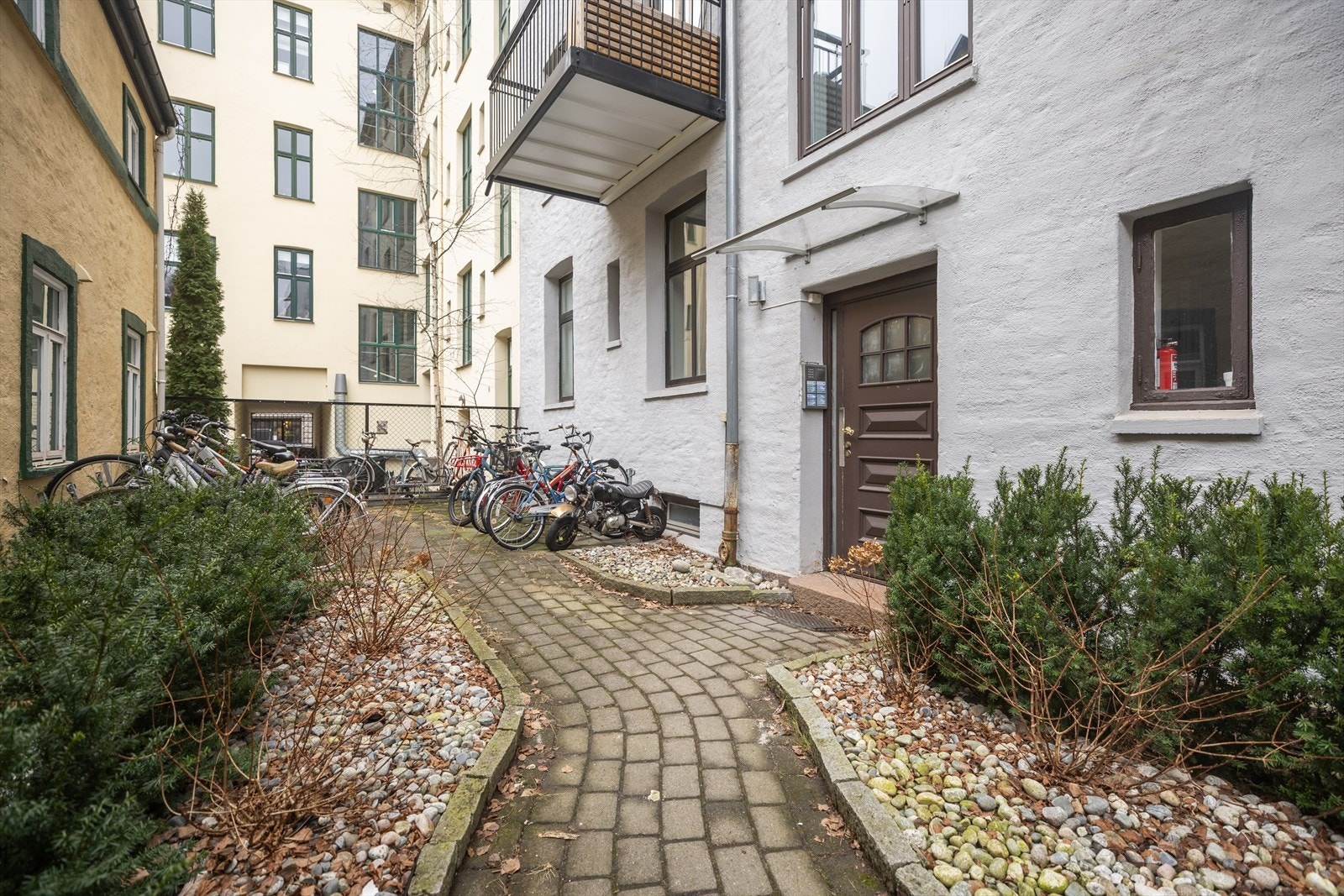 Hyggelig bakgård - Her setter de utemøbler på sommerstid. Galleribilde