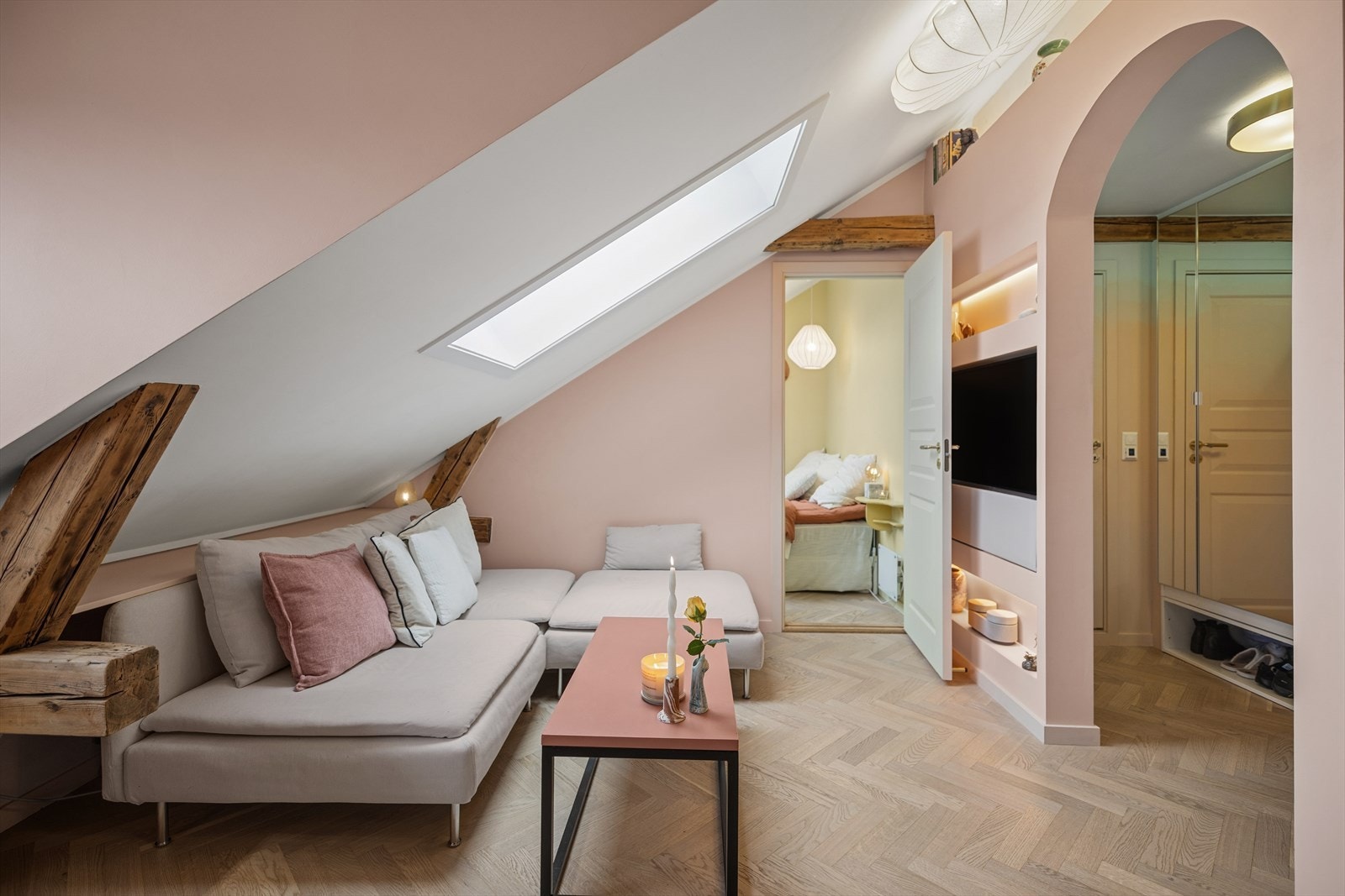 En lun stue med hyggelig atmosfære og tidsriktige, moderne farger. Galleribilde