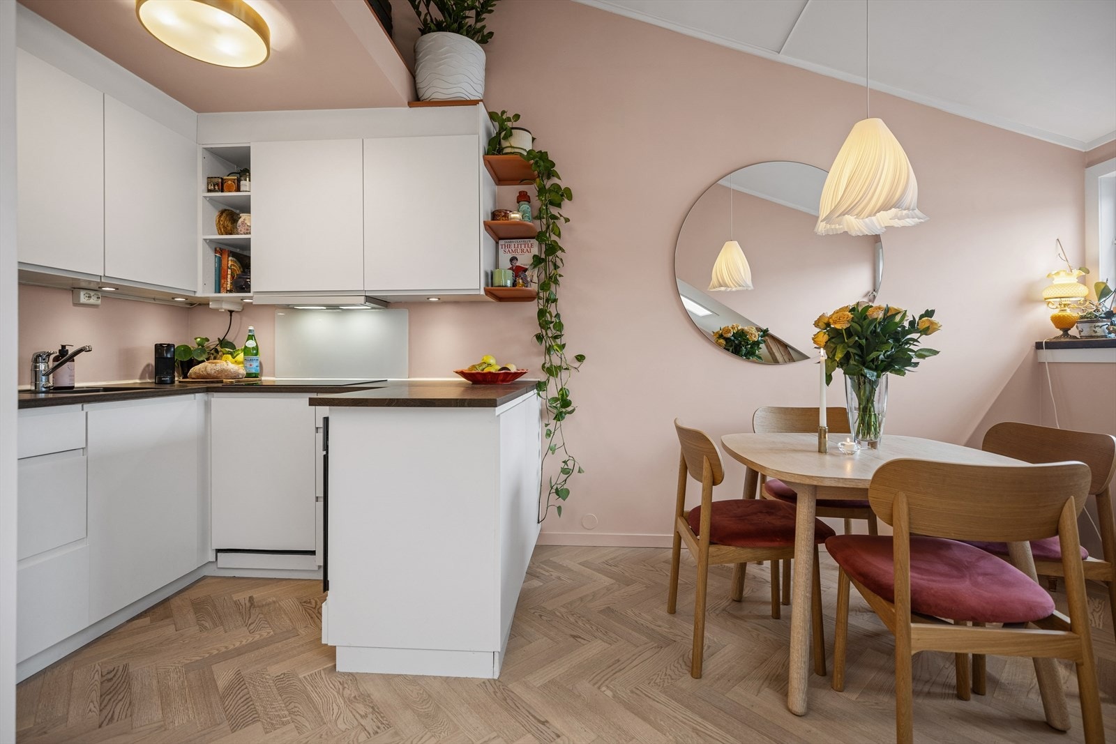 Åpen stue- og kjøkkenløsning som skaper en sosial og romslig sone, med god plass til spisebord. Galleribilde