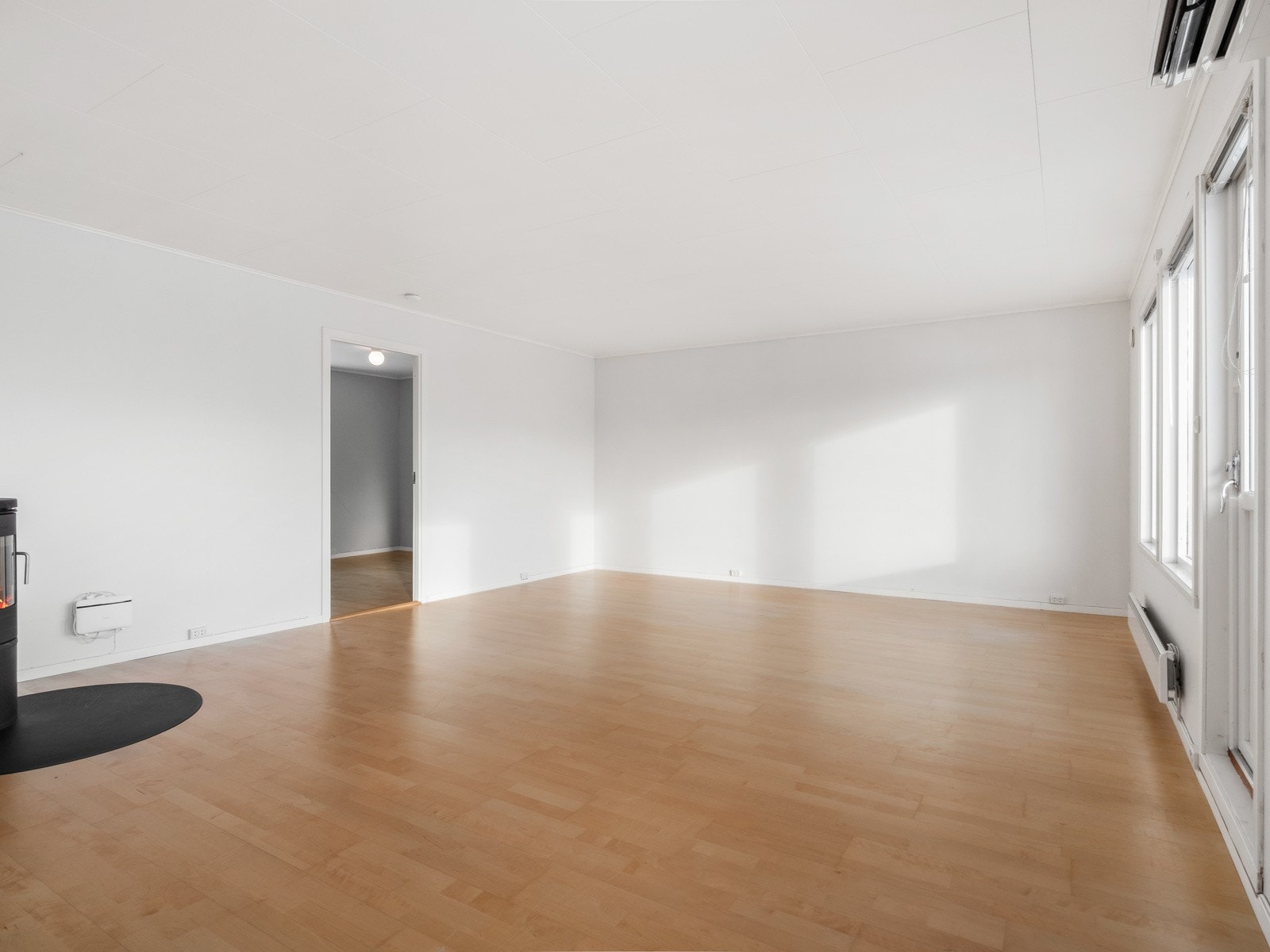 Stuen er lys og romslig med store, sydvendte vinduer og utgang til romslig, solrik veranda Galleribilde