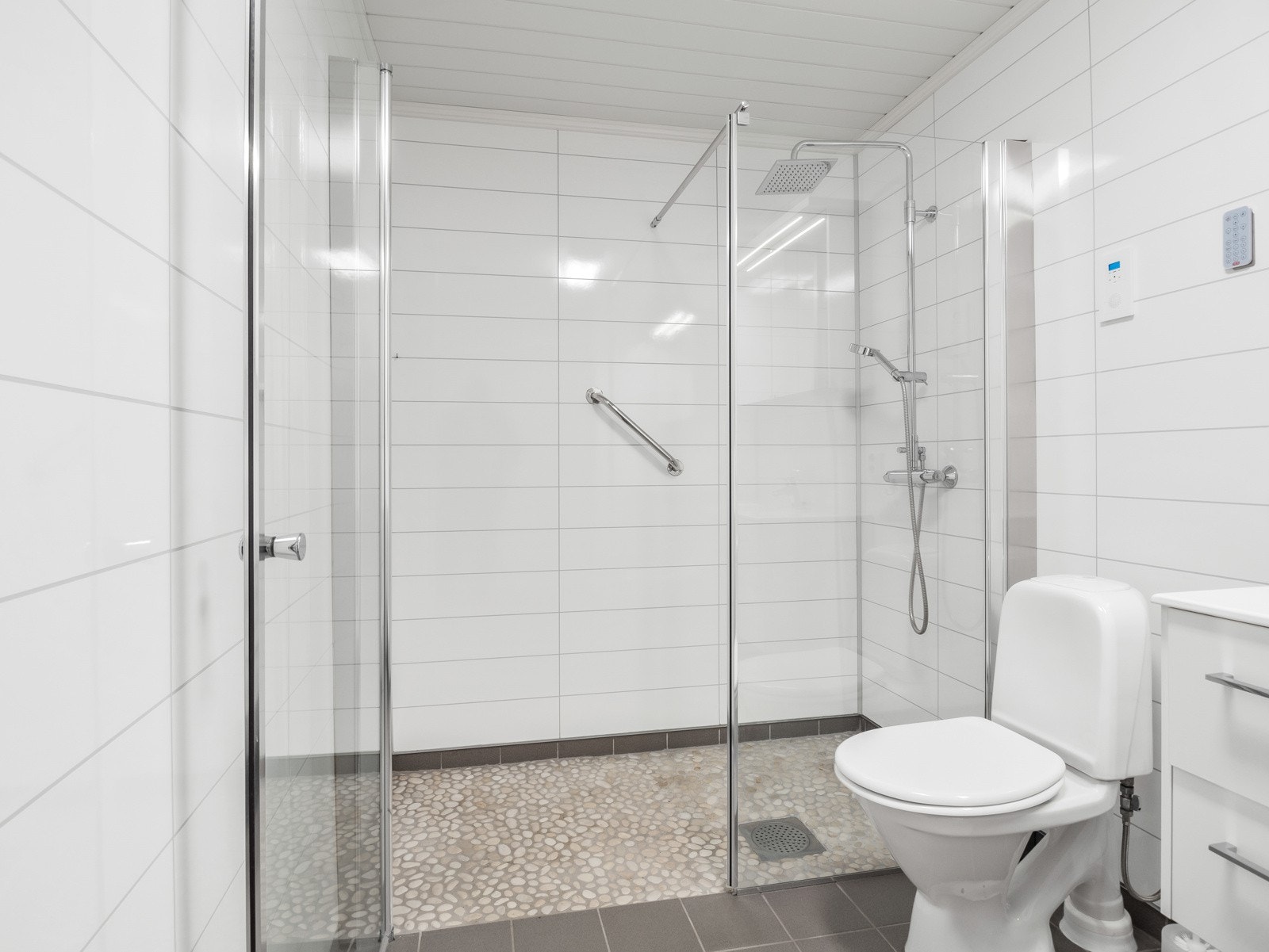 Badet er lyst og romslig med dusjhjørne med glassdører Galleribilde