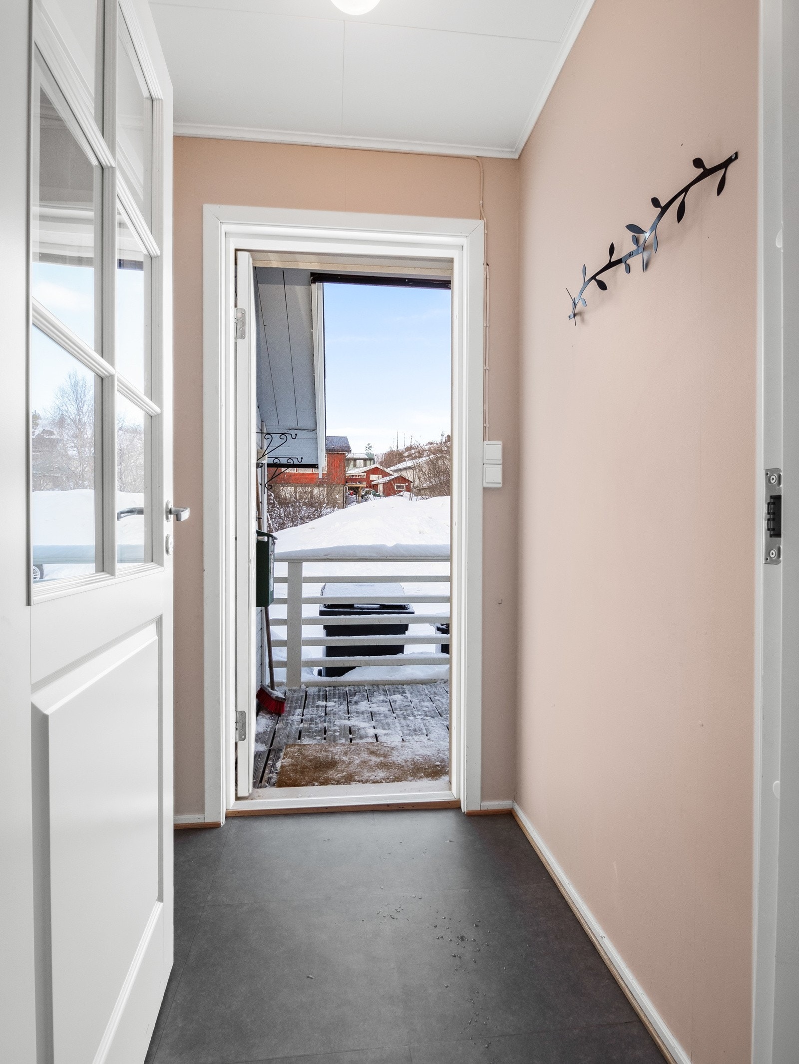 Leiligheten har vindfang med plass til yttertøy og sko Galleribilde