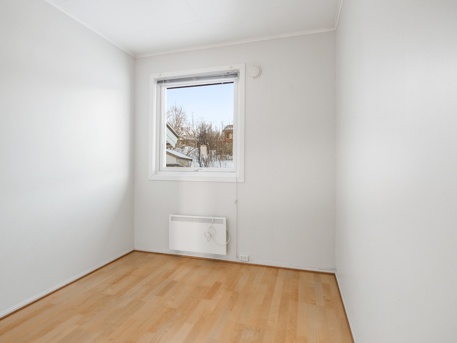 Soverom 2 er mindre, men har god plass til seng og oppbevaring Galleribilde