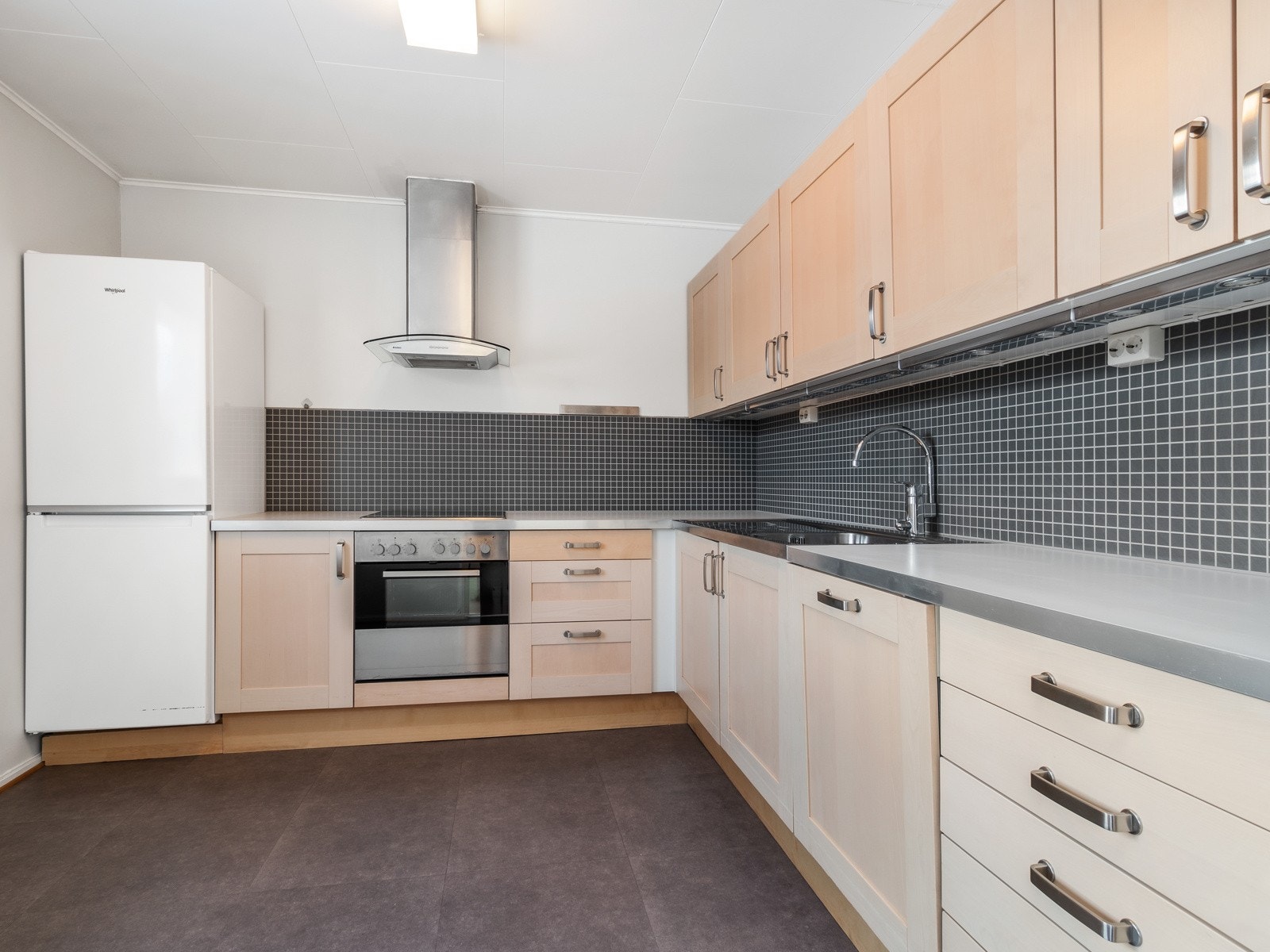 Det er delvis integrerte hvitevarer og godt med benkeplass Galleribilde