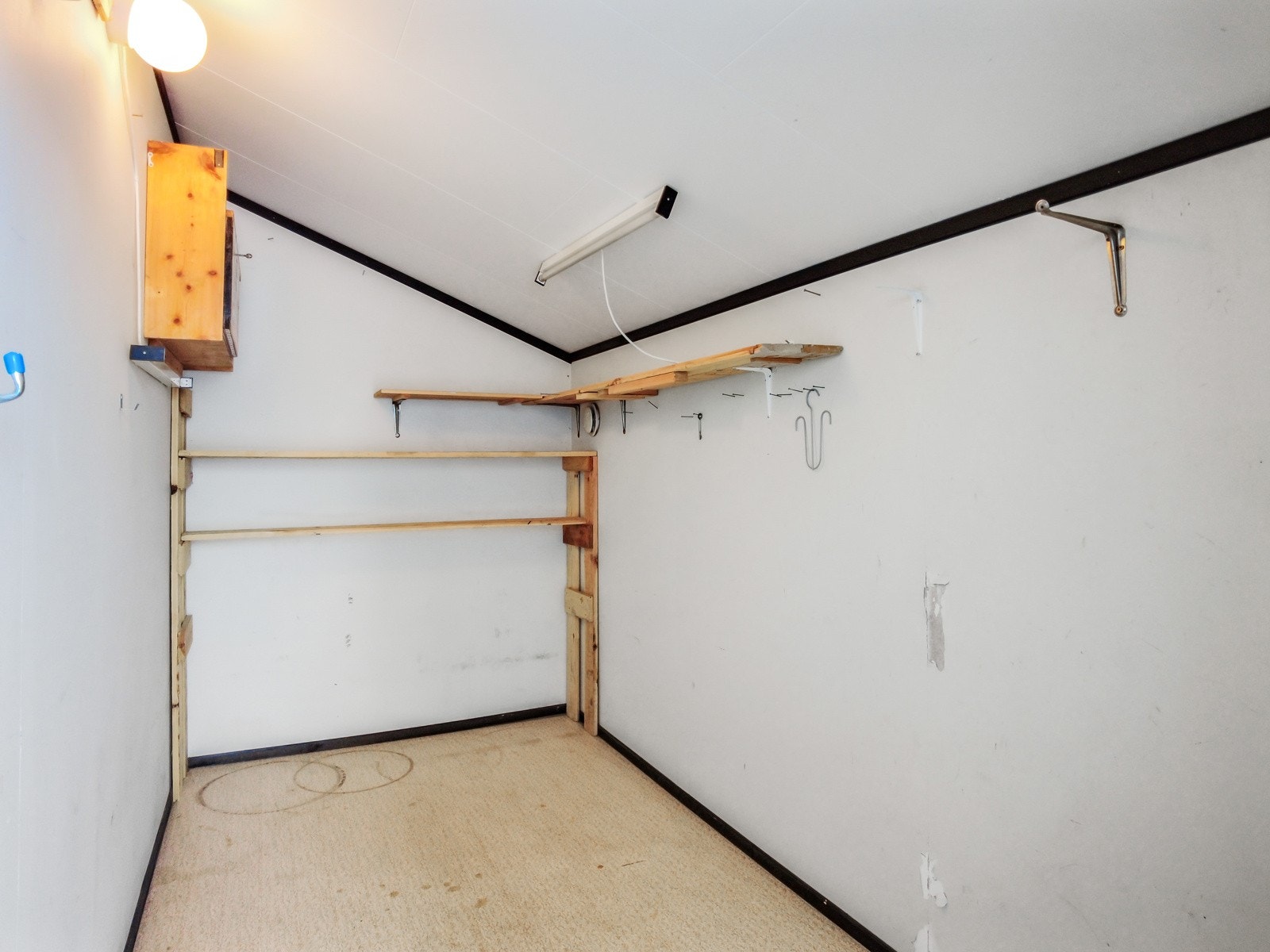 Det er også en romslig bod ved inngangspartiet hvor man kan oppbevare utstyr som dekk, sykler etc Galleribilde