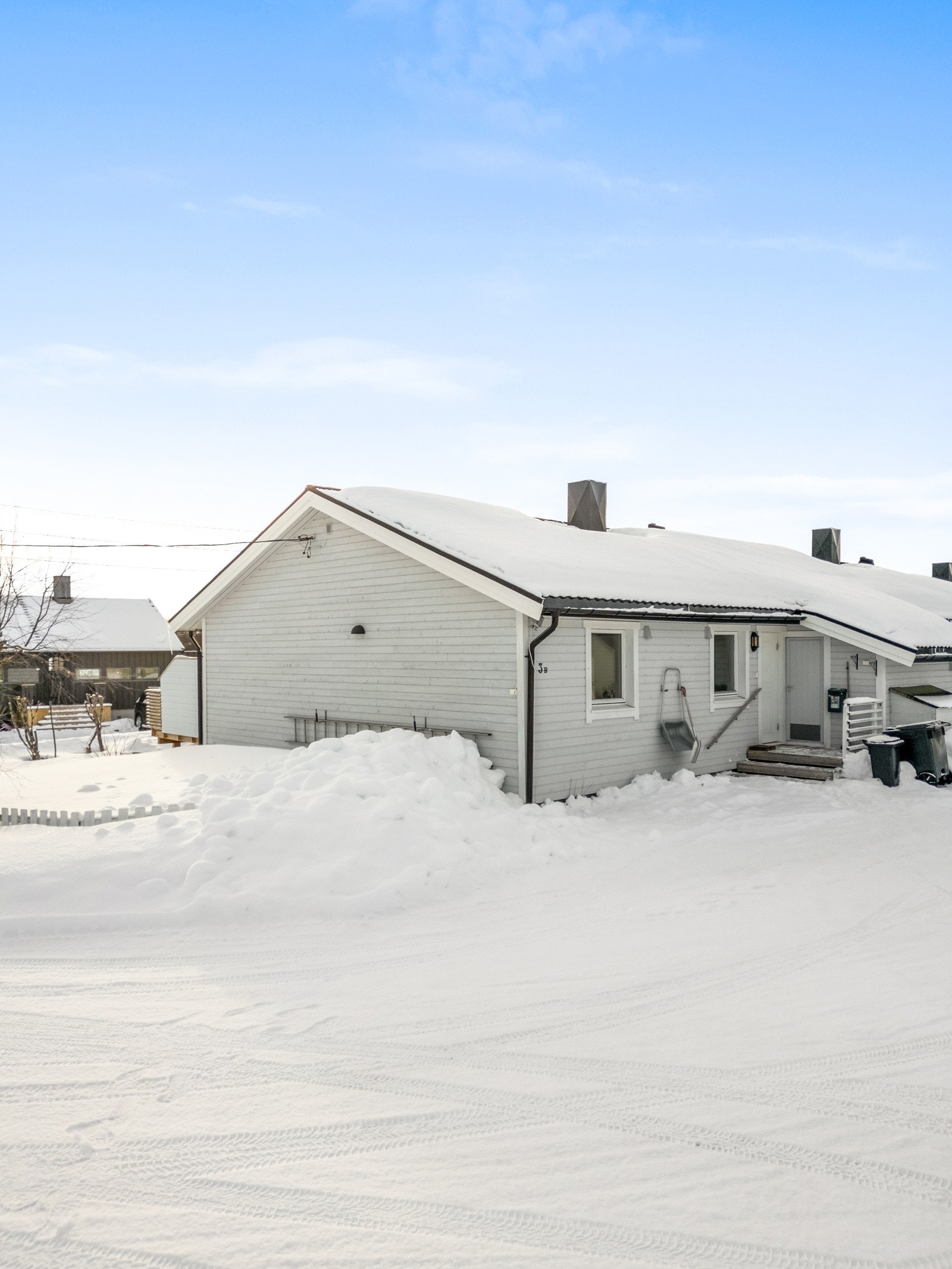 I tilknytning til boligrekken er det et romslig parkeringsområde Galleribilde