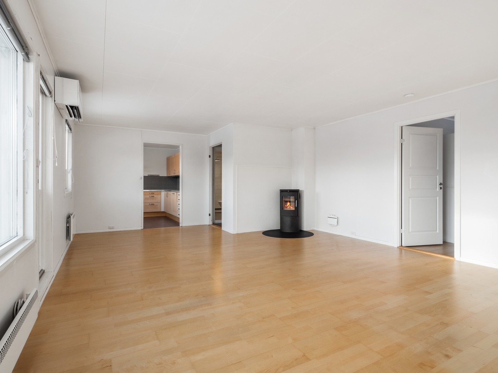 Det er montert nyere, rentbrennende peisovn med glassdører som sørger for ekstra varme og hygge Galleribilde