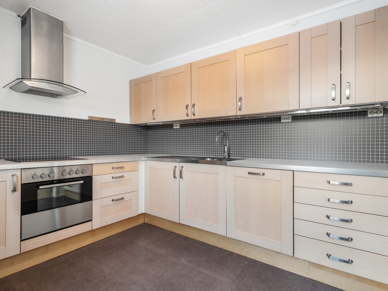 Kjøkkenet er romslig og har god plass til oppbevaring og matlaging Galleribilde