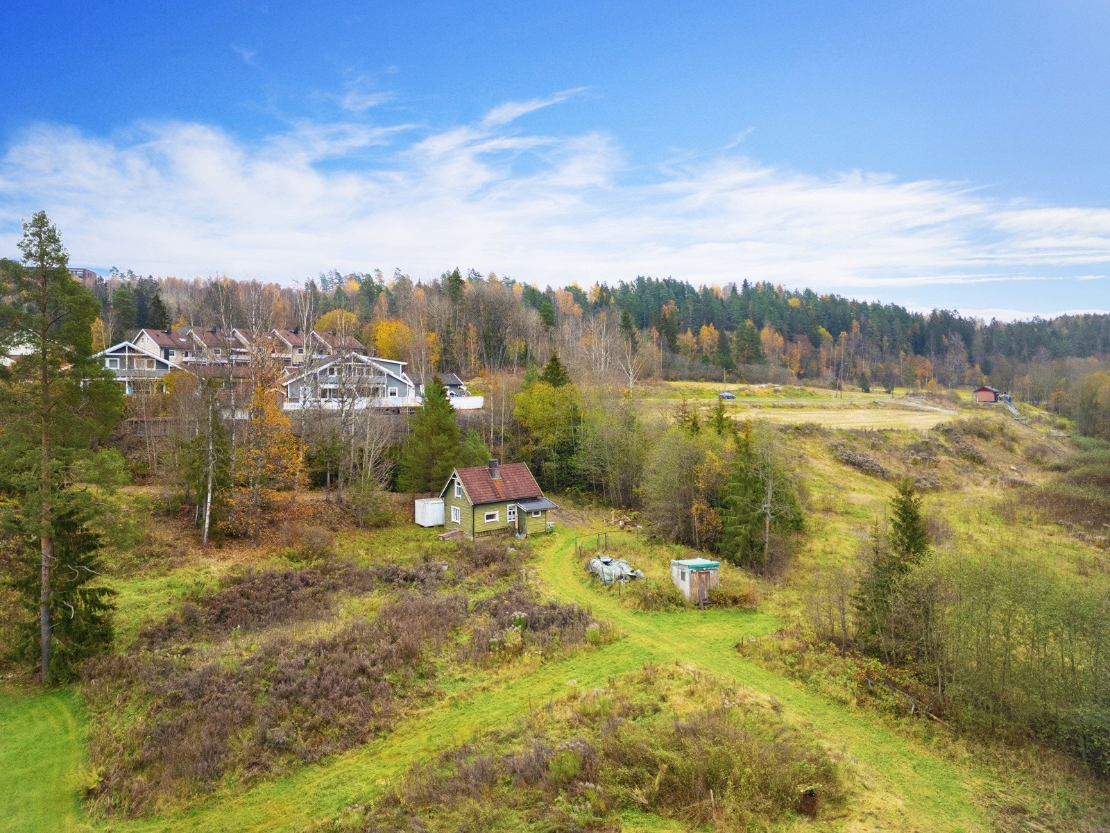 I området kan det oppføres sammenhengende bebyggelse slik som rekkehus, kjedehus, atriumhus mv. i inntil 2 etasjer. Galleribilde