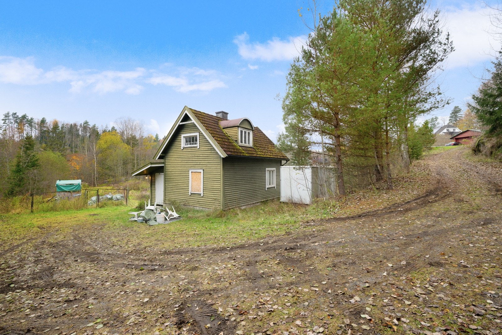 Eneboligen har en attraktiv beliggenhet i et rolig, familievennlig område på Langhus i Nordre Follo kommune. Galleribilde