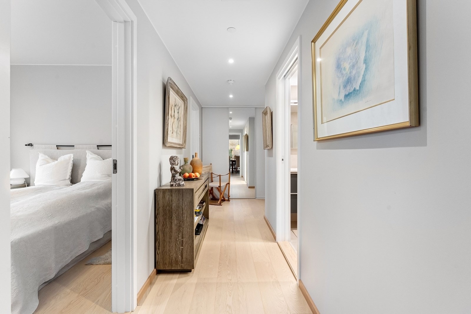 Gang med downlights. Galleribilde