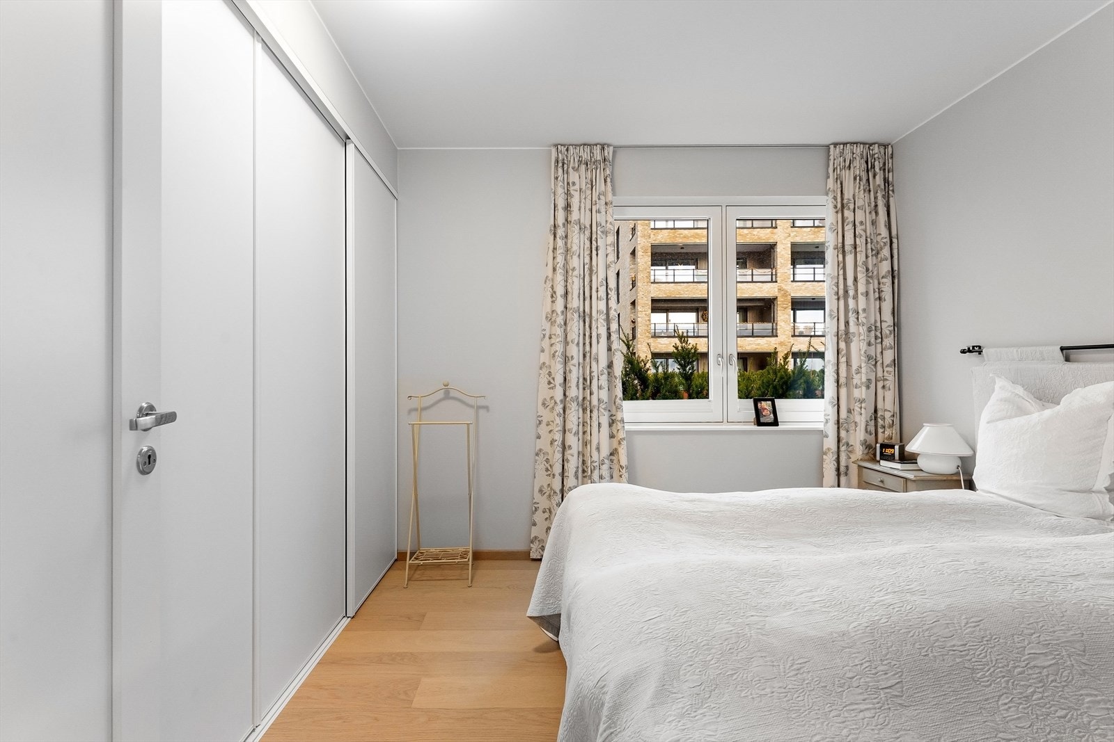 Montert skyvedørsgarderobe. Galleribilde