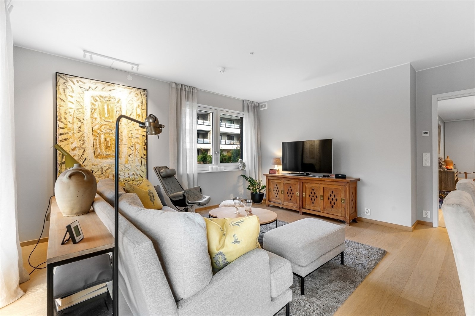 Veggene er malt i tidsriktige fargetoner, og gulvet er belagt med 1-stavs parkett med vannbåren varme. Galleribilde