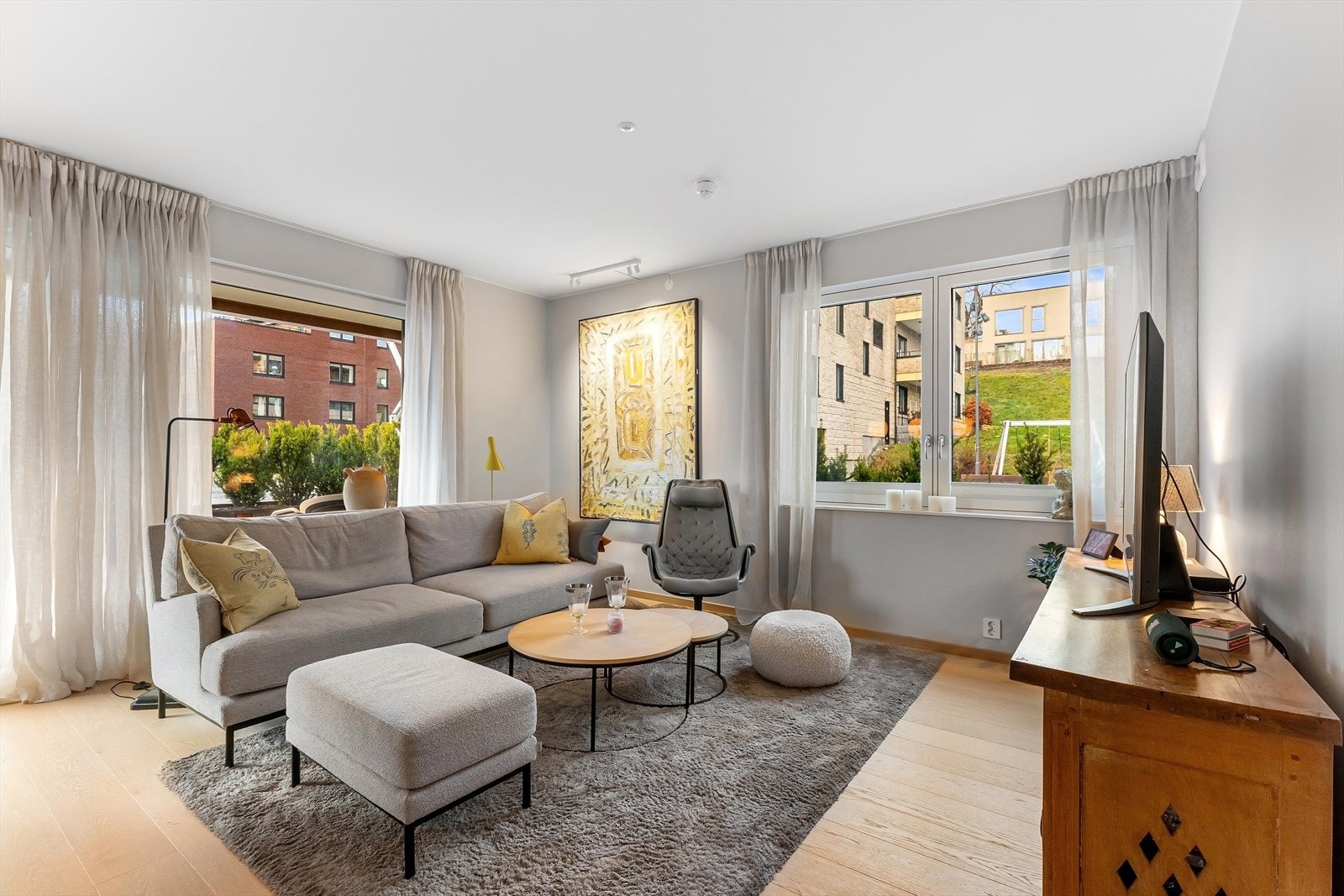 Plass til sofaseksjon og mediamøbler. Galleribilde