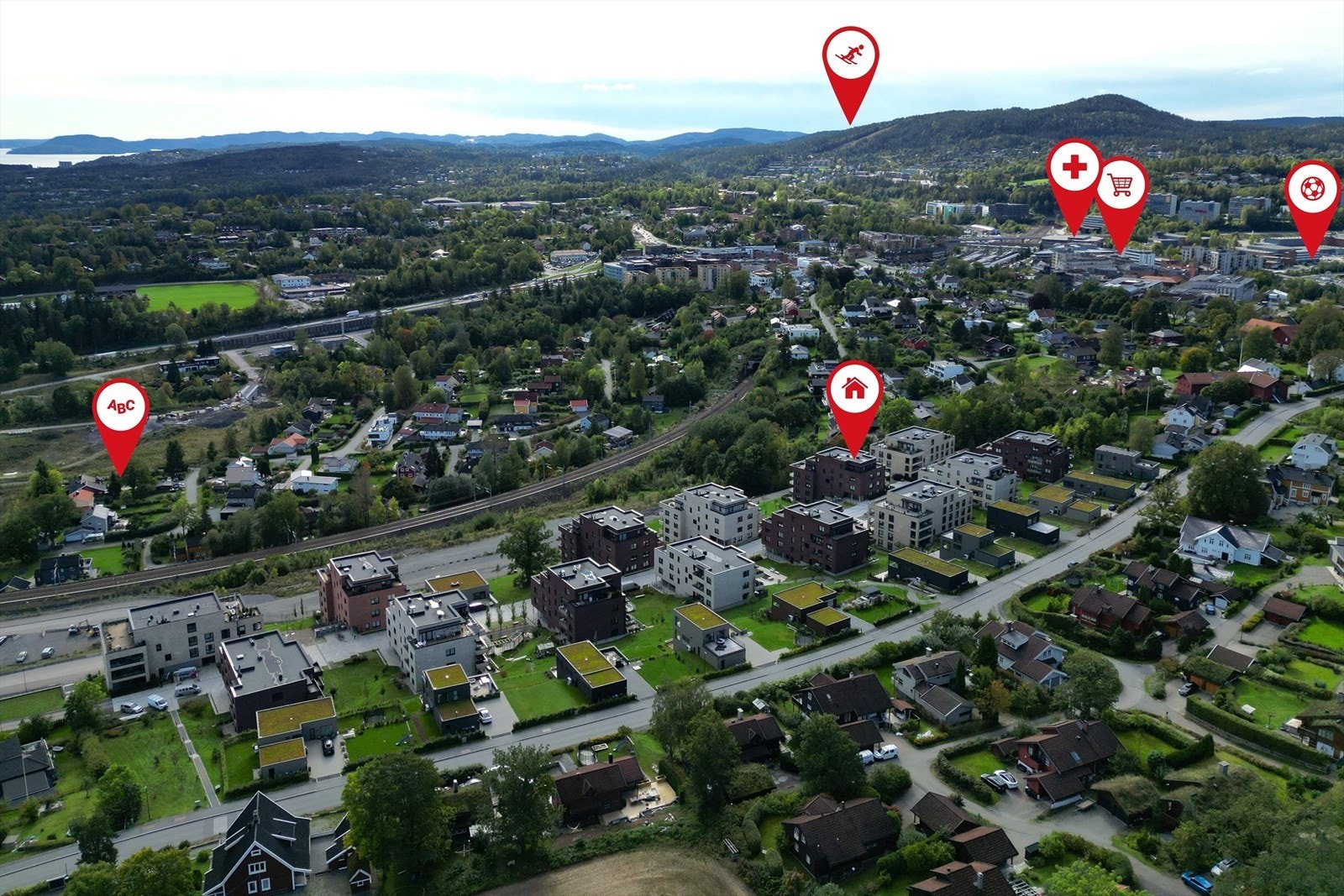 Markører fra venstre: Leikestua Barnehage, Vardåsen skisenter, Boligen, Asker sentrum med trekanten kjøpesenter samt lege/apotek og Føyka Idrettsanlegg. Galleribilde
