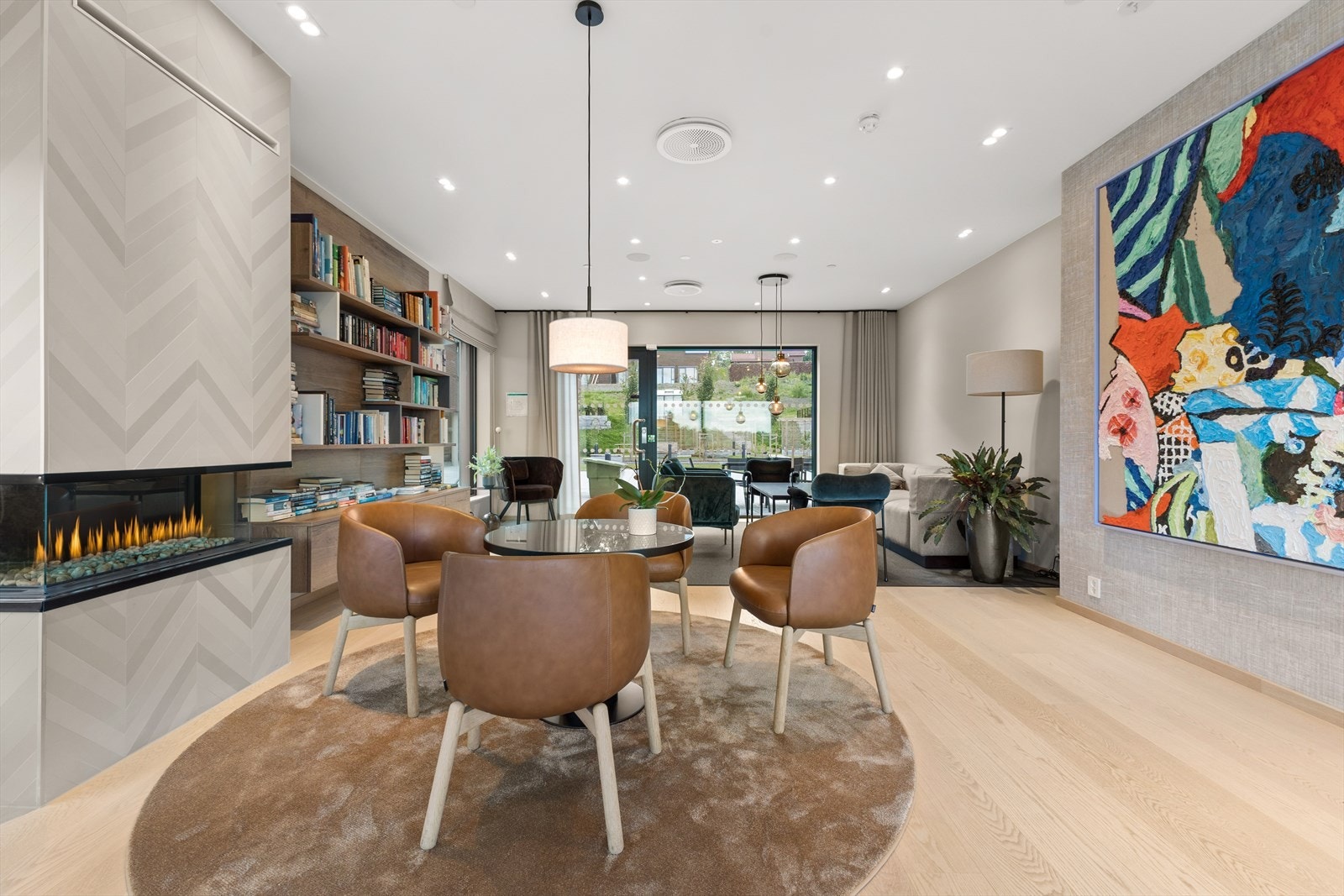 Plusshuset inkluderer fasiliteter som en innbydende lobby, en kaffebar som tilbyr ferske aviser, et selskapslokale med et velutstyrt kjøkken, et moderne trimrom, møterom, flere gjesterom tilgjengelige for besøkende og en betjent resepsjon. Galleribilde