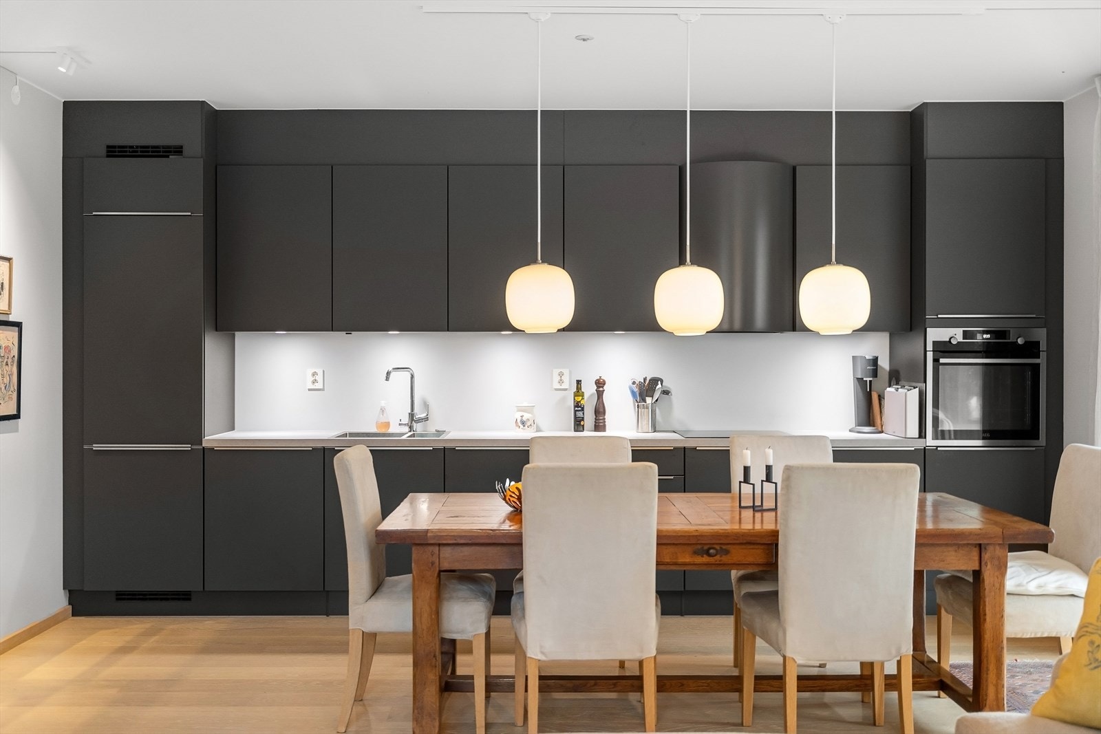 Kjøkken med mørke og matte fronter. Galleribilde