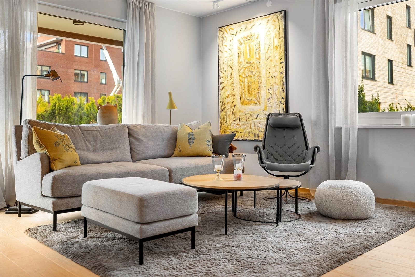 Velkommen til Folagrenda! Lys og trivelig stue med store vindusflater. Foto: Zovenfra Galleribilde