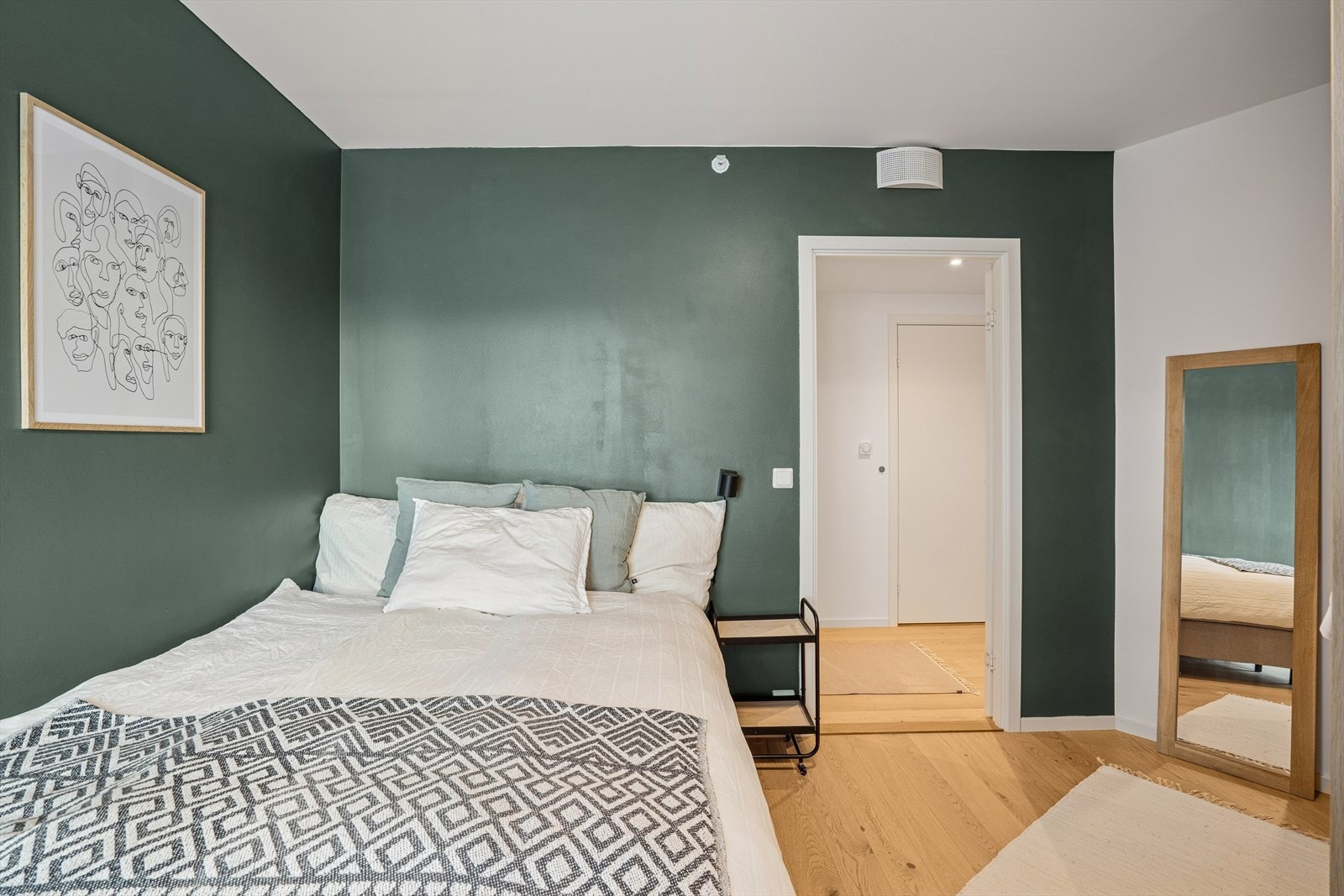 Lunt og romslig soverom med god plass til seng og tilhørende møbler. Galleribilde