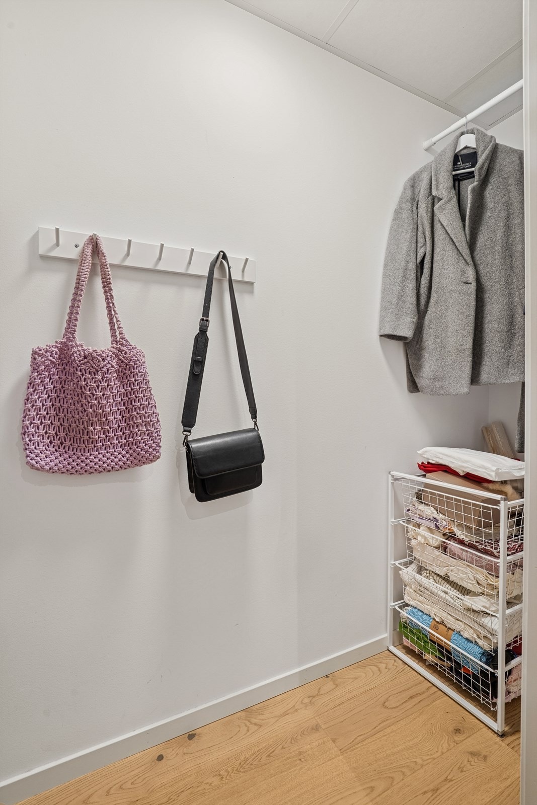 Leiligheten har to praktiske, innvendige boder som gir svært gode oppbevaringsmuligheter og bidrar til en ryddig og funksjonell hverdag. Galleribilde