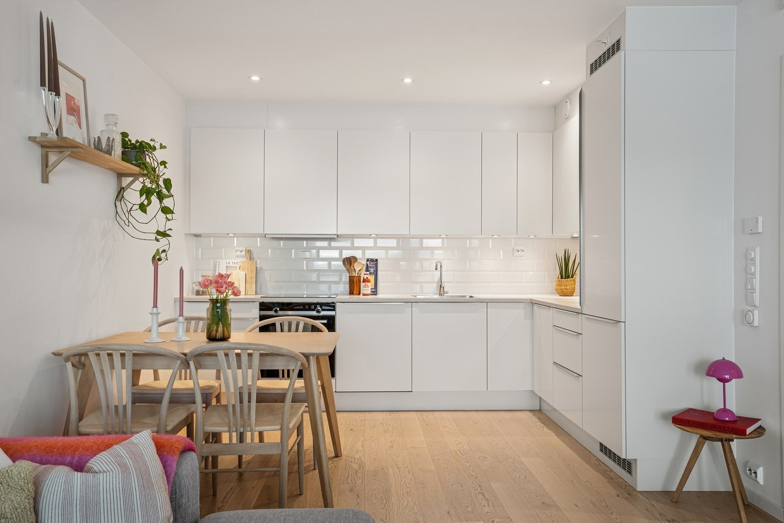 Spisegruppen er praktisk plassert nær kjøkkenet. Galleribilde