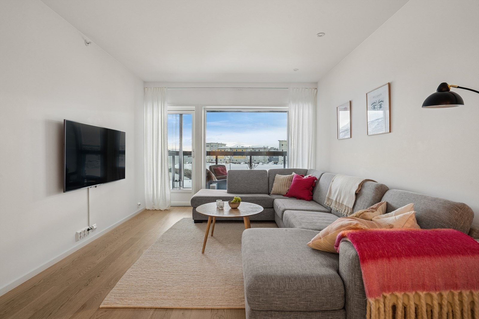 Fra stuen er det videre adkomst til en innglasset balkong. Galleribilde