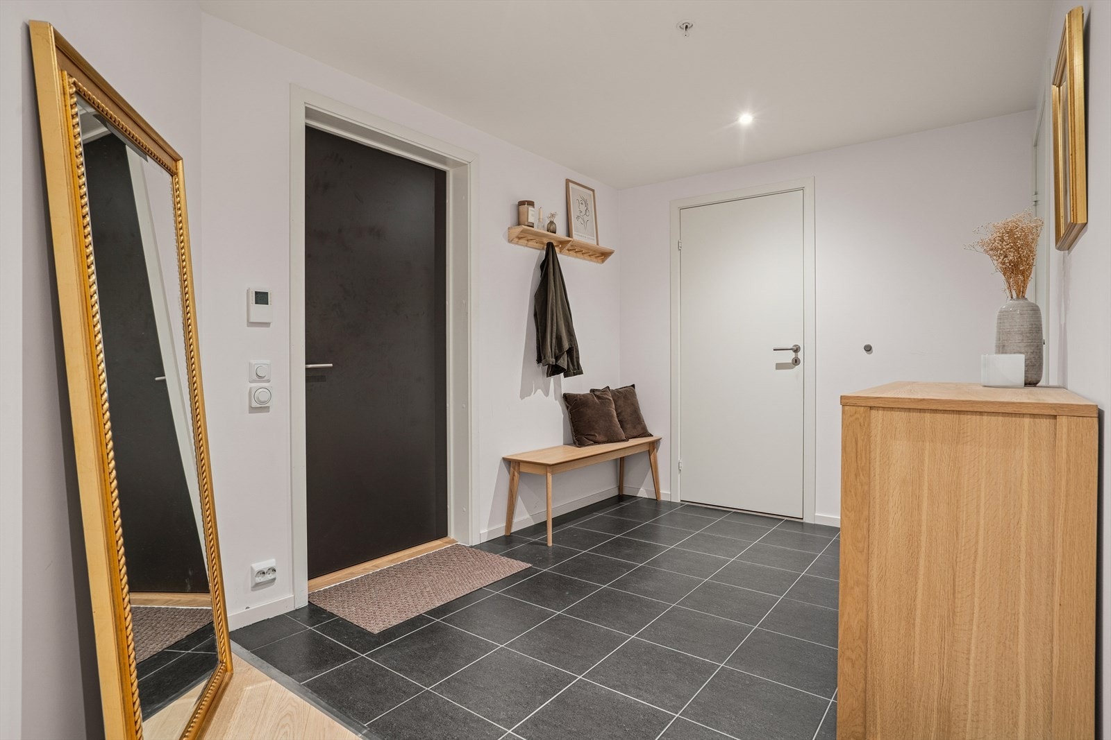 Fra entreen har du praktisk tilgang til to innvendige boder, noe som gir gode oppbevaringsmuligheter. Galleribilde