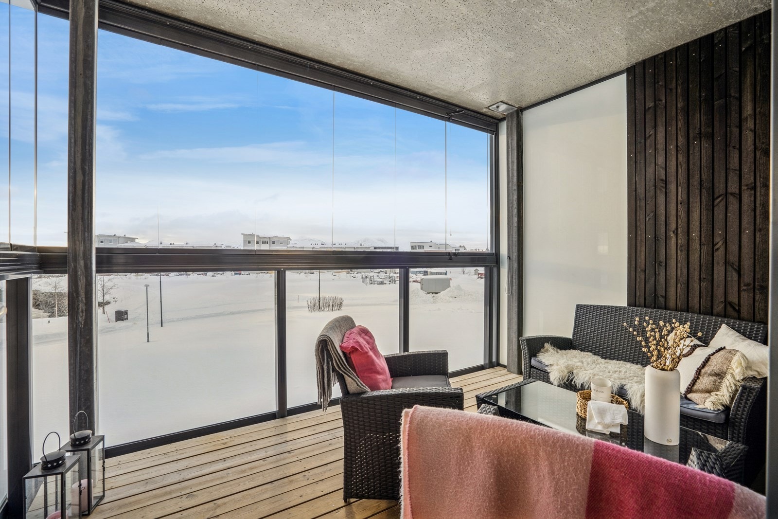 Solrik sørvendt, innglasset balkong. I en forlengelse av stuen gir balkongen rikelig med plass til hagemøbler, slik at du kan skape en lun og behagelig uteplass som kan nytes store deler av året. Galleribilde