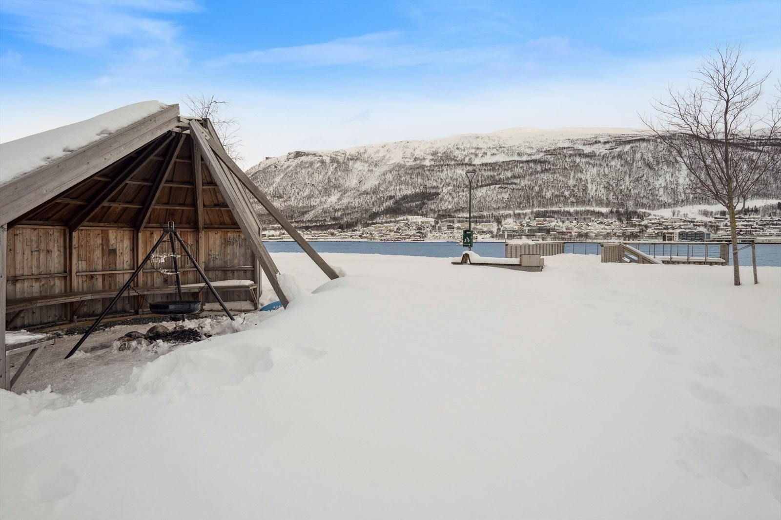 I felles uteområdene finner du både en trivelig gapahuk og flotte omkringliggende uteområder som innbyr til hyggelige samlinger, grilling og rekreasjon. Galleribilde