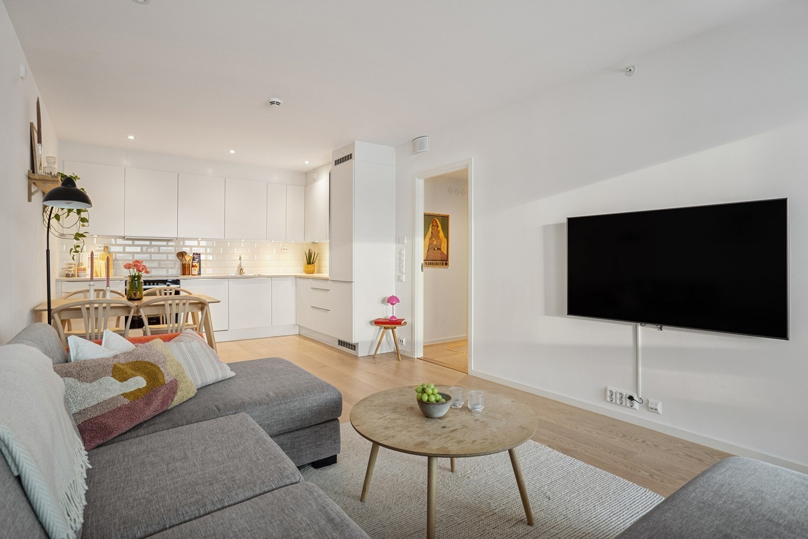 Den åpne løsningen gir rikelig med plass til å invitere venner og familie til hyggelige sammenkomster. Galleribilde