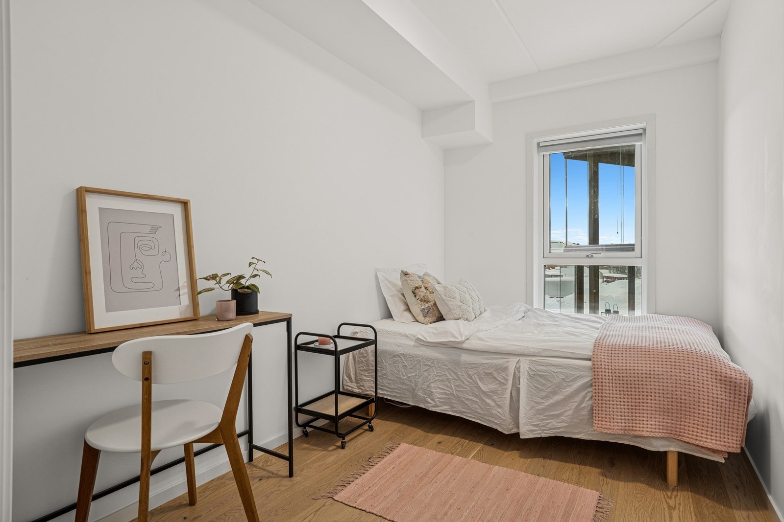 Det andre soverommet er også romslig og gir god plass til seng samt øvrige møbler, noe som gjør det enkelt å innrede etter behov, enten som gjesterom, barnerom eller hjemmekontor. Galleribilde