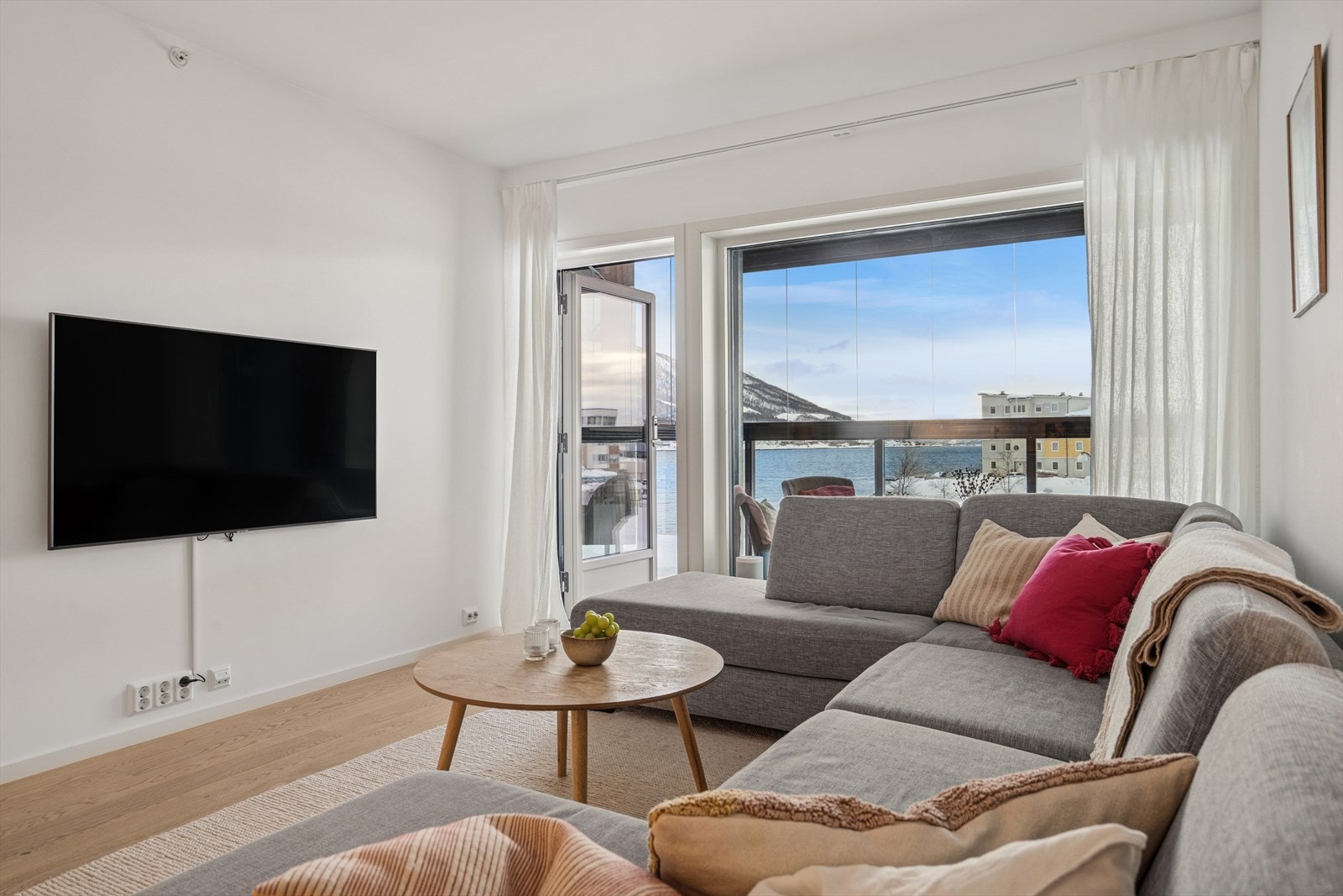 Store vindusflater sørger for rikelig naturlig lys og skaper en behagelig, lys og luftig atmosfære i rommet. Galleribilde