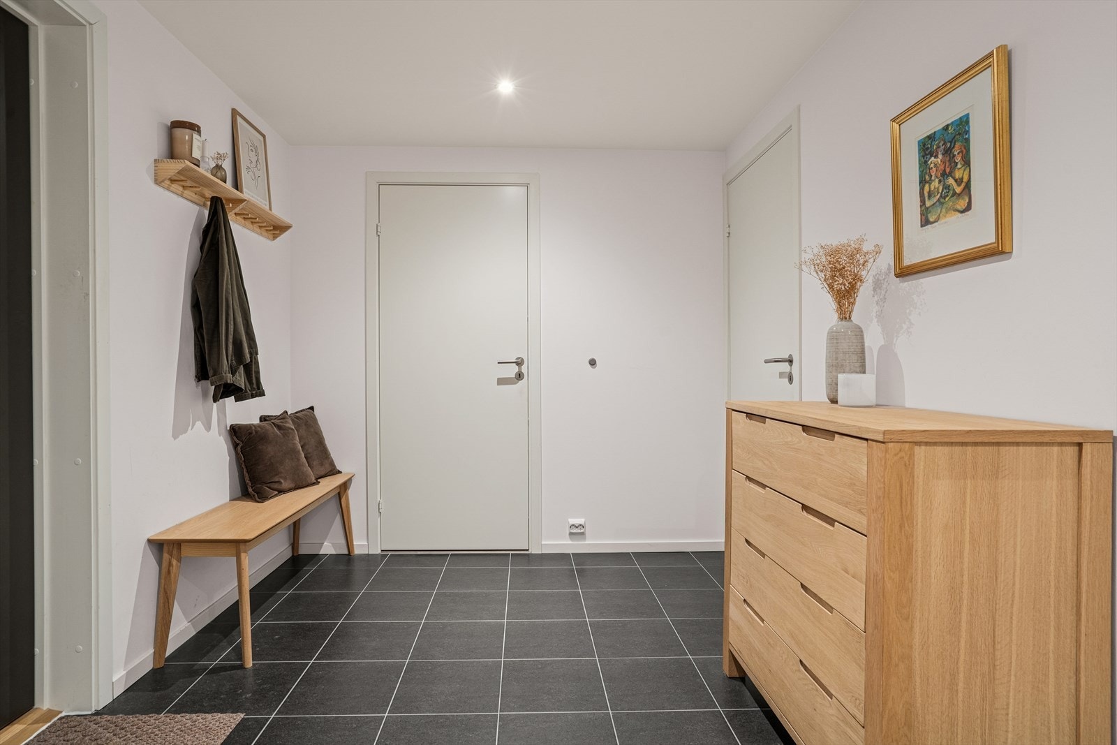 Entreen som ønsker deg velkommen inn har plass til å henge fra seg yttertøy og plassere fottøy. Galleribilde