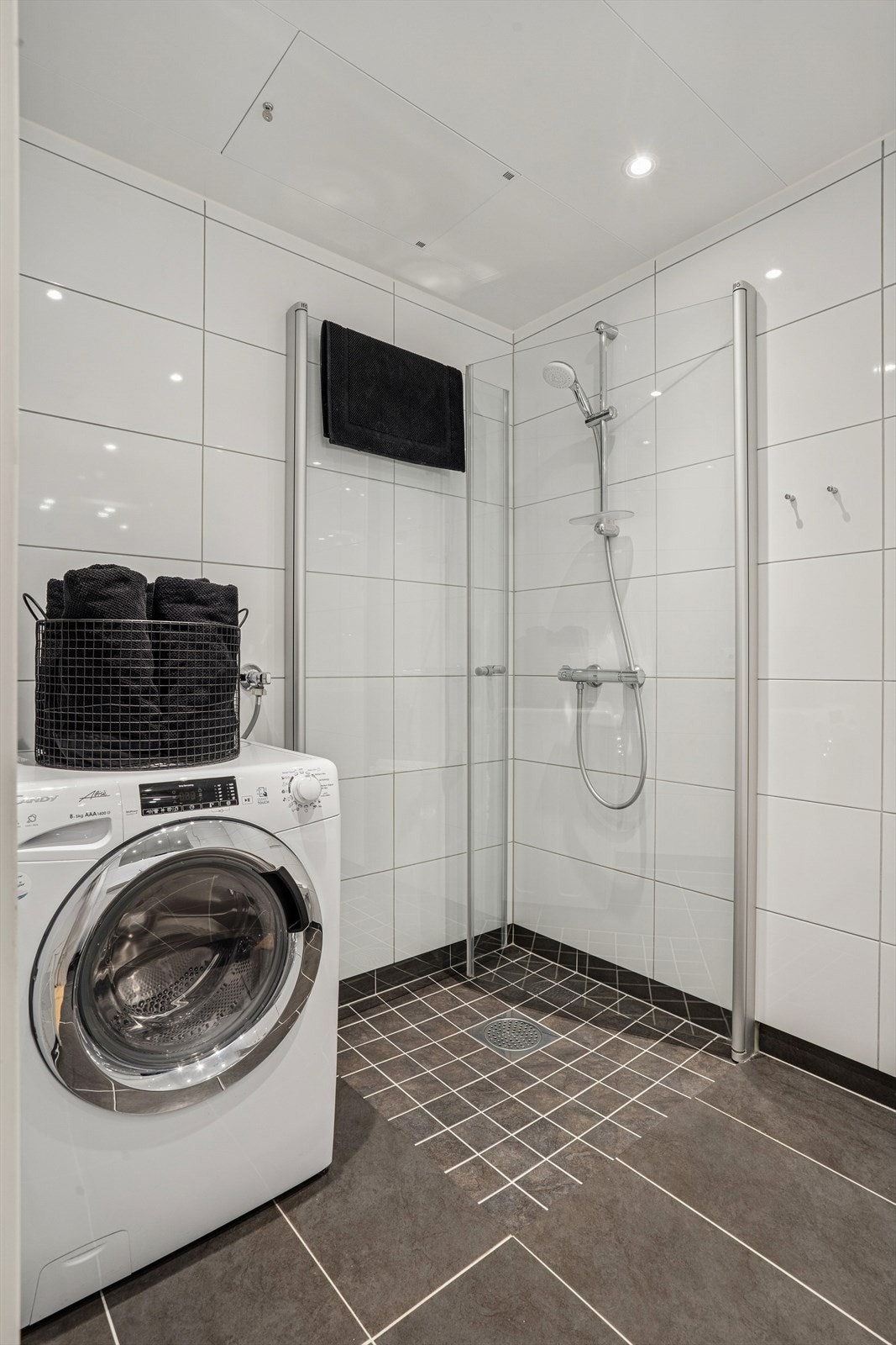 Baderommet har også opplegg for vaskemaskin. Galleribilde