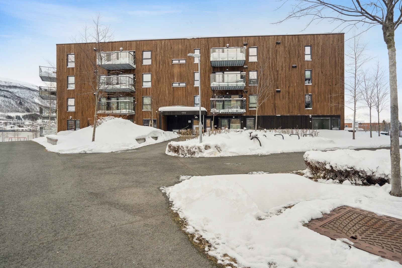 Leilighet i Bjerkaker Sjøpark, sentralt plassert på Strandvegen i Tromsø. Boligen ligger i 2. etasje med sørvendt beliggenhet, og har enkel adkomst via felles trappeoppgang eller heis. Galleribilde