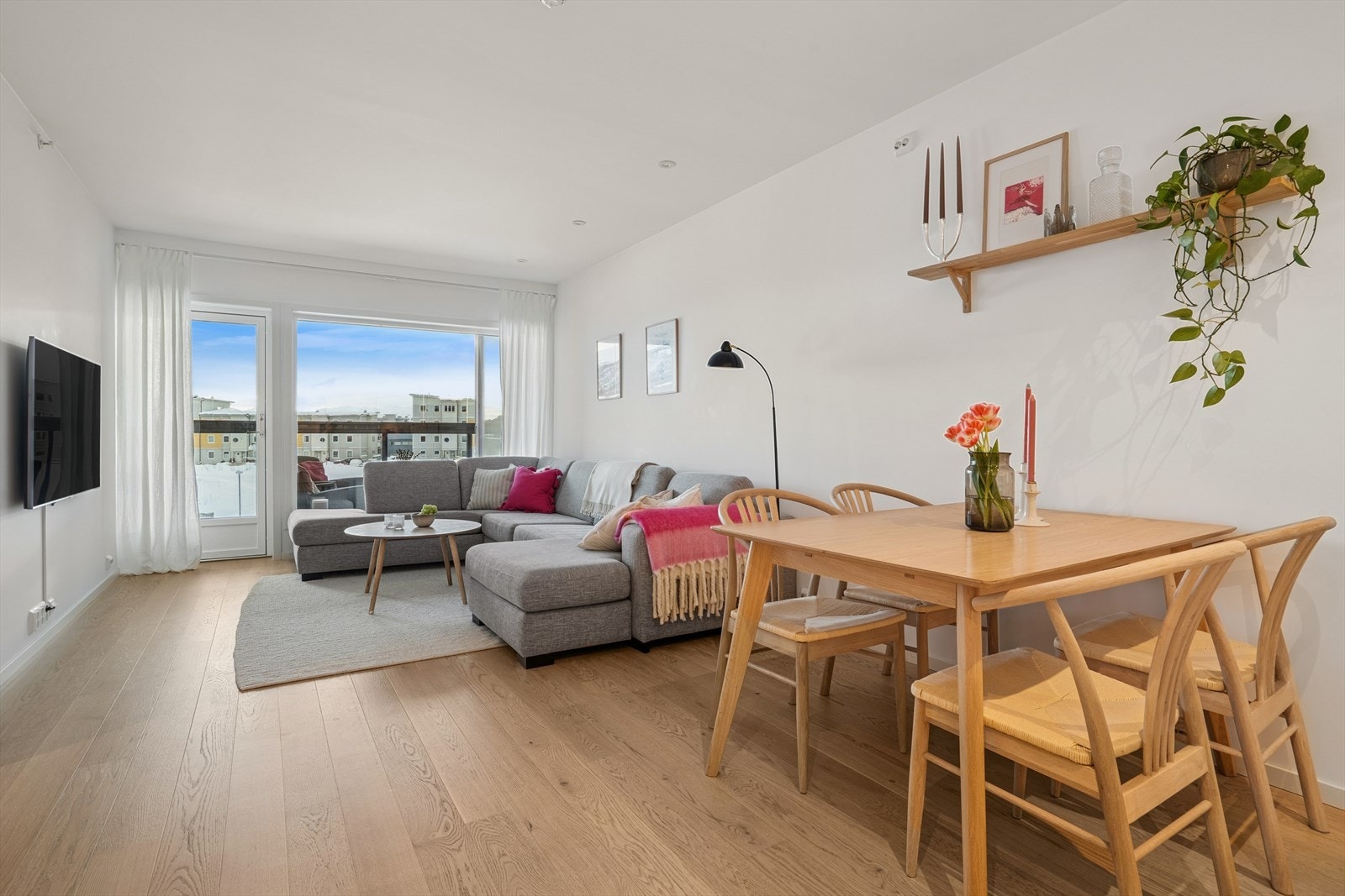 Leiligheten byr på en åpen stue- og kjøkkenløsning med god plass til både en innbydende sofagruppe og et romslig spisebord, perfekt for både hverdagsliv og hyggelige sammenkomster. Galleribilde