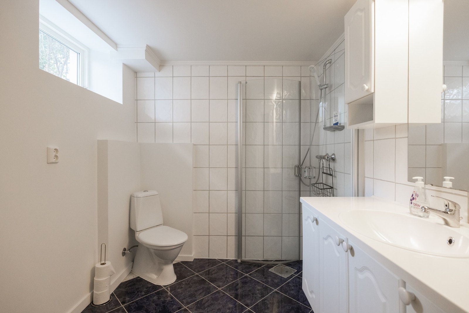 Borettslaget har et ekstra felles bad i fellesareal som de 3 andelene deler tilgang til. Galleribilde