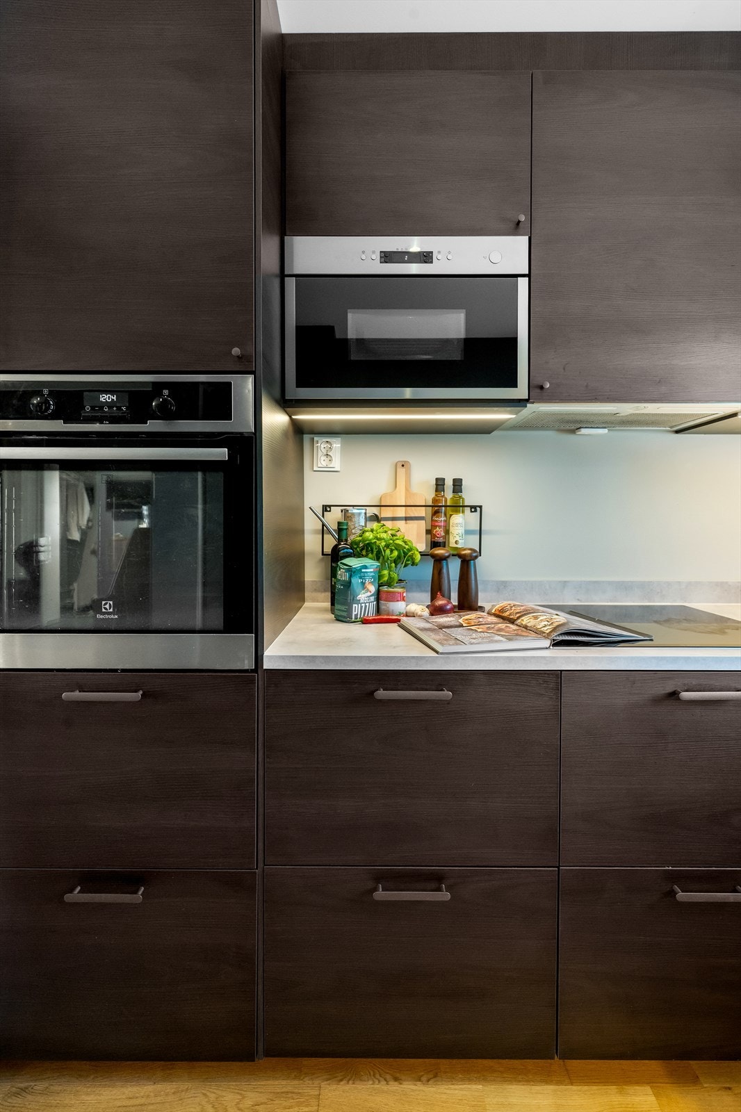 Hvitevarene inkluderer stekeovn, mikrobølgeovn, platetopp og oppvaskmaskin. Galleribilde